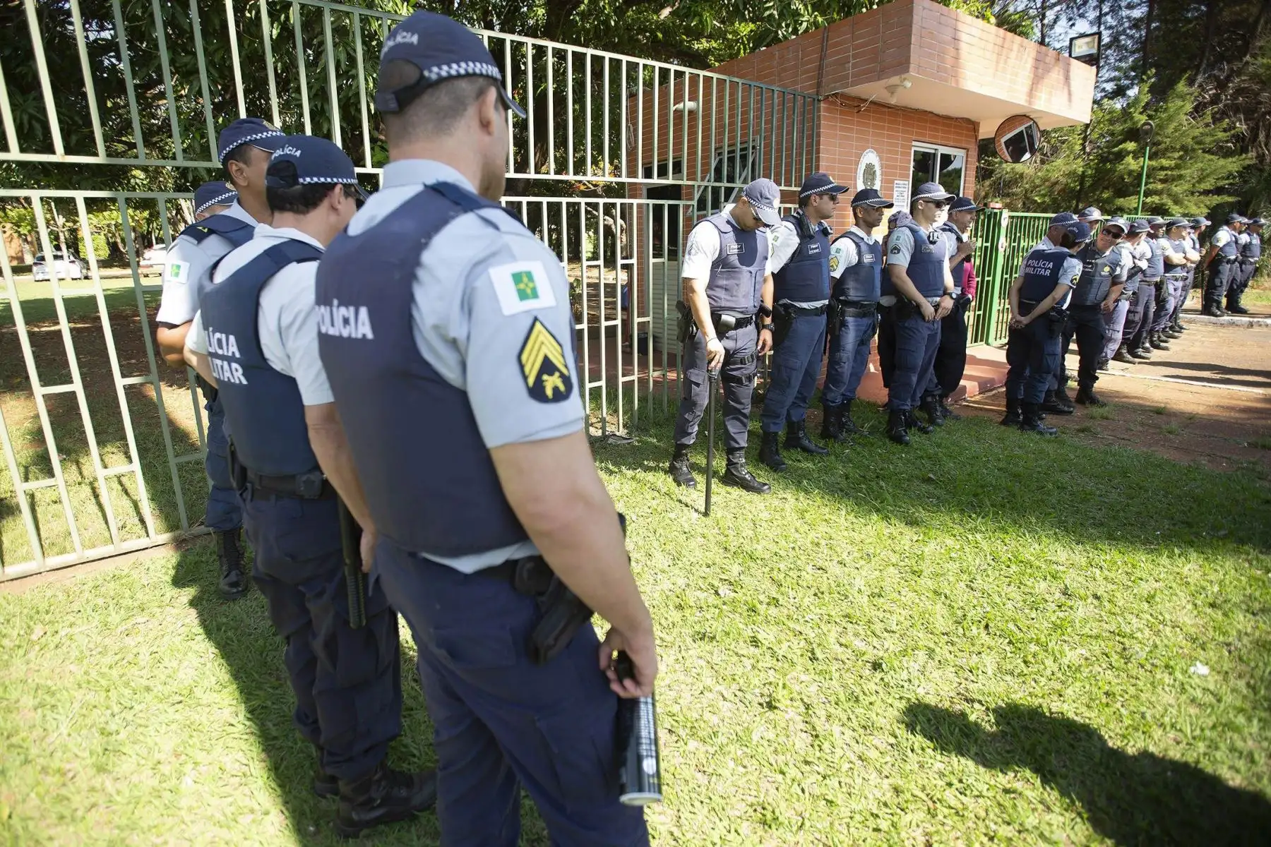 Policías brasileños protegen la entrada, mientras seguidores de Juan Guaidó, permanecen en el interior en la embajada de Venezuela en Brasilia. Foto: EFE