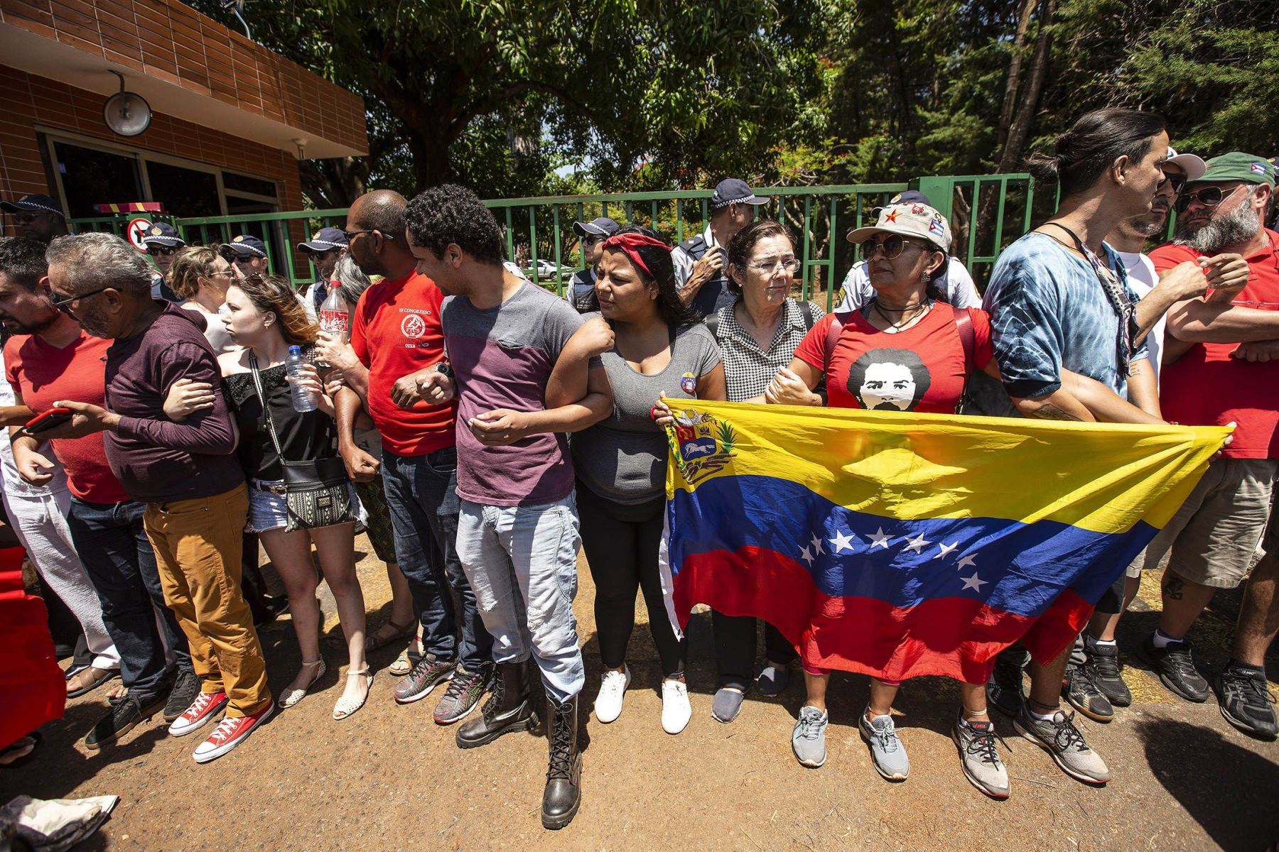 Partidarios de Nicolás Maduro, protestan este miércoles, mientras seguidores de Juan Guaidó, permanecen en el interior en la embajada de Venezuela en Brasilia. Foto: EFE