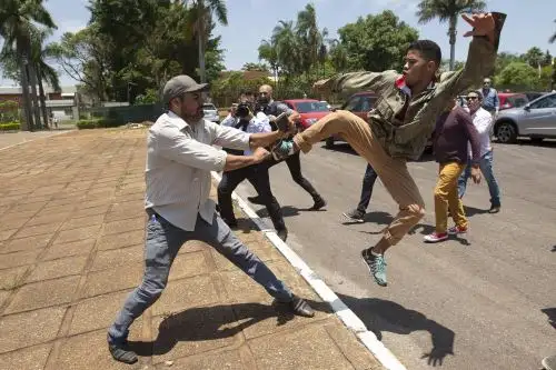 Partidarios del presidente de Venezuela, Nicolás Maduro, se enfrentan con seguidores de Juan Guaidó, en la Embajada del país en Brasilia, en un intento por asumir el control, después de que varios funcionarios retiraran su apoyo a Nicolás Maduro.Foto: EFE