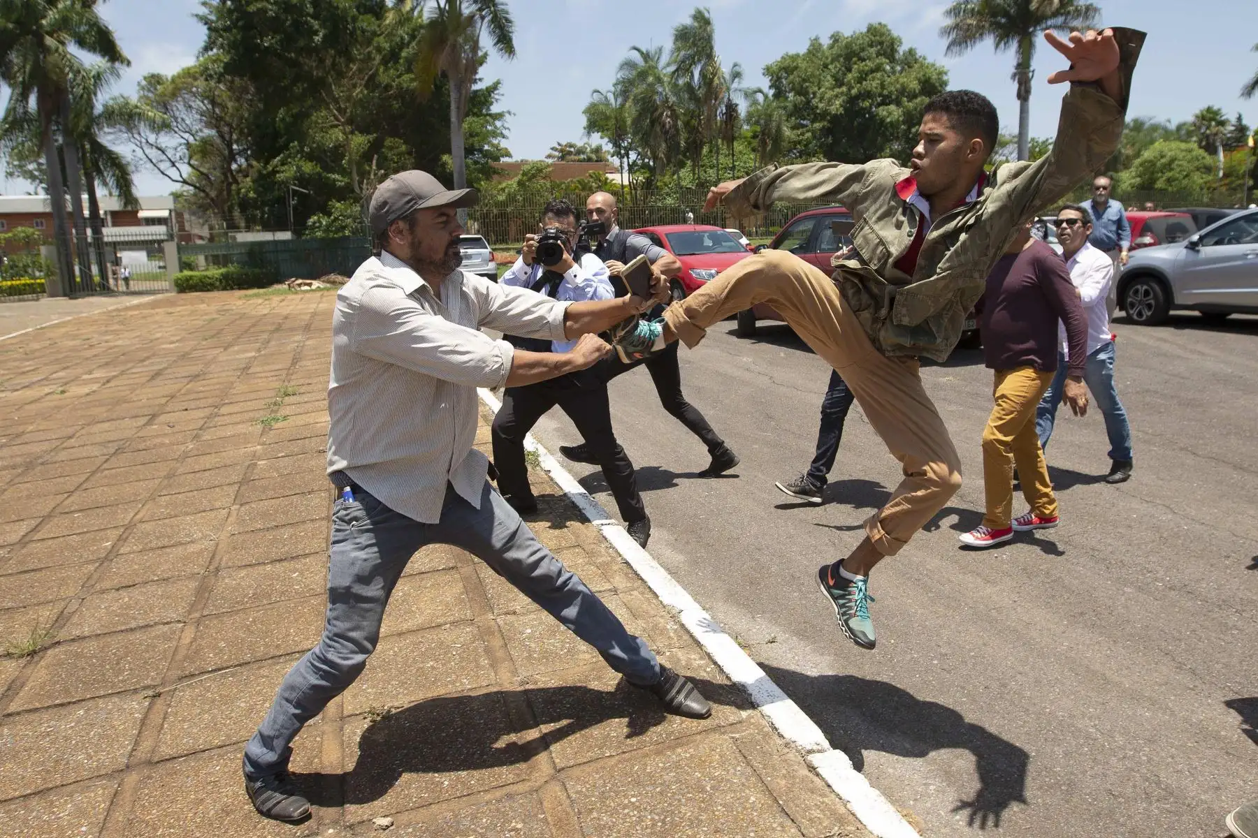 Partidarios del presidente de Venezuela, Nicolás Maduro, se enfrentan con seguidores de Juan Guaidó, en la Embajada del país en Brasilia, en un intento por asumir el control, después de que varios funcionarios retiraran su apoyo a Nicolás Maduro.Foto: EFE