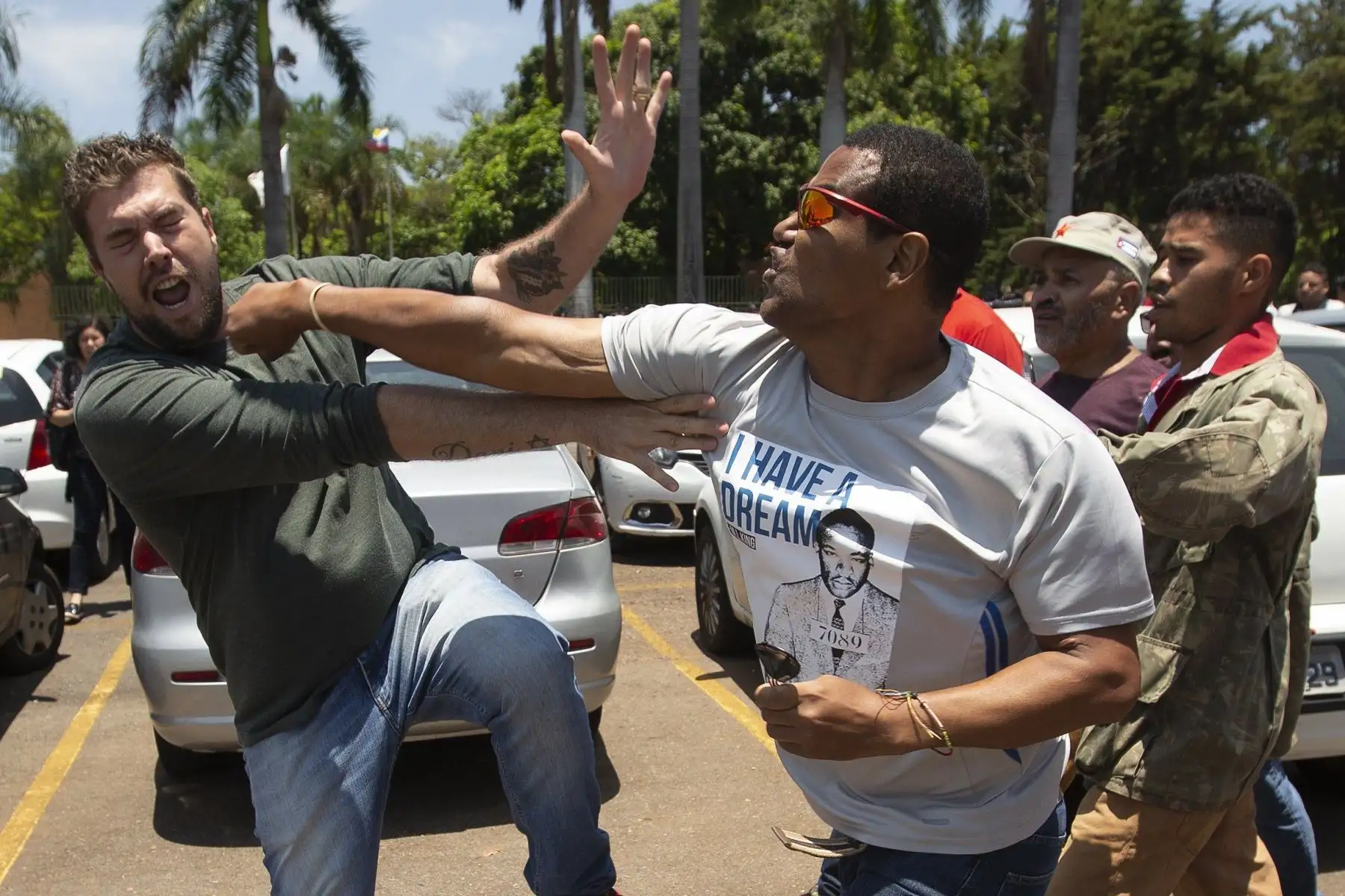 Partidarios de Nicolás Maduro, se enfrentan con seguidores de Juan Guaidó, en la Embajada del país en Brasilia, en un intento por asumir el control, después de que varios funcionarios retiraran su apoyo a Nicolás Maduro.Foto: EFE
