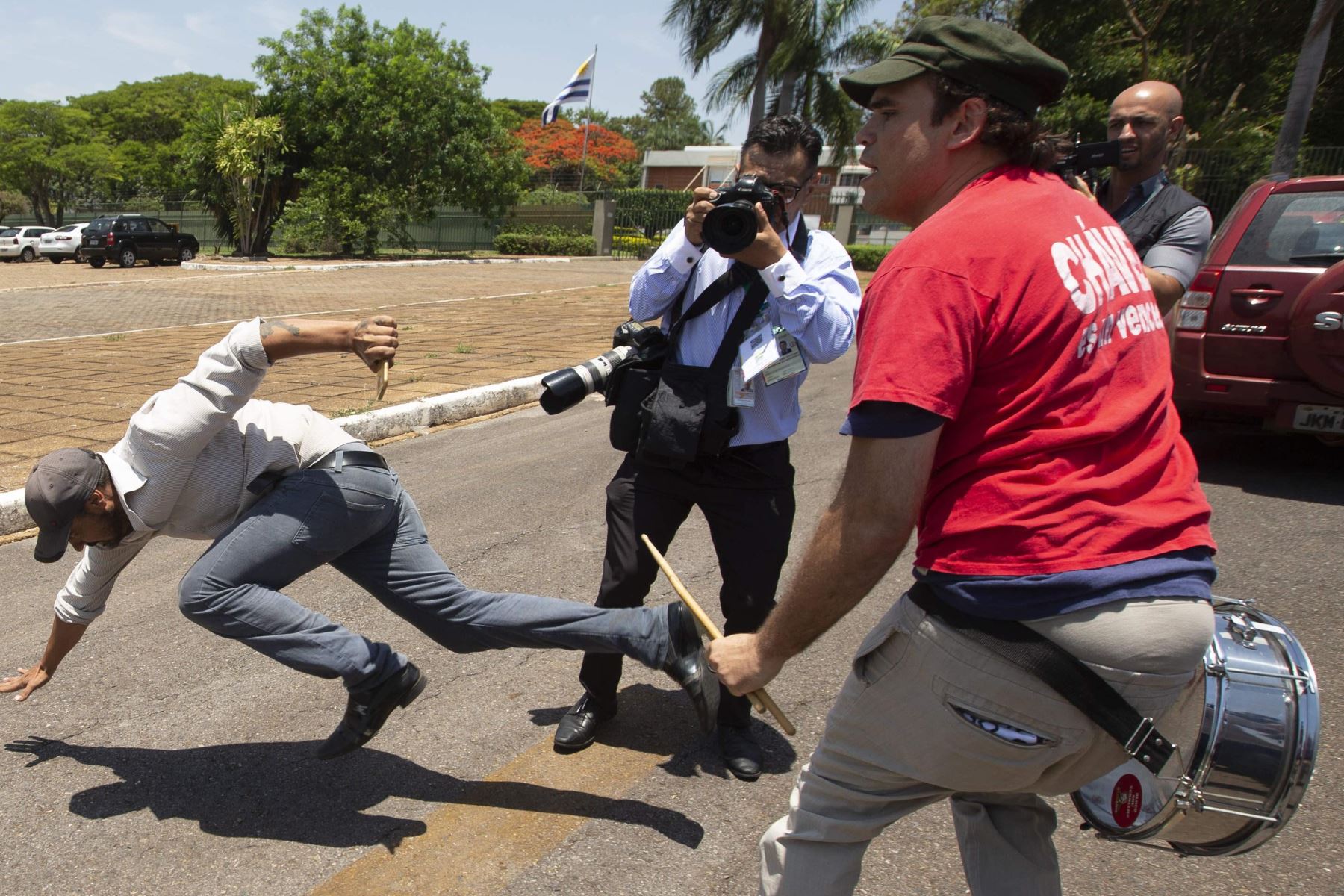 Partidarios de Nicolás Maduro, se enfrentan con seguidores de Juan Guaidó, en la Embajada del país en Brasilia, en un intento por asumir el control, después de que varios funcionarios retiraran su apoyo a Nicolás Maduro.Foto: EFE