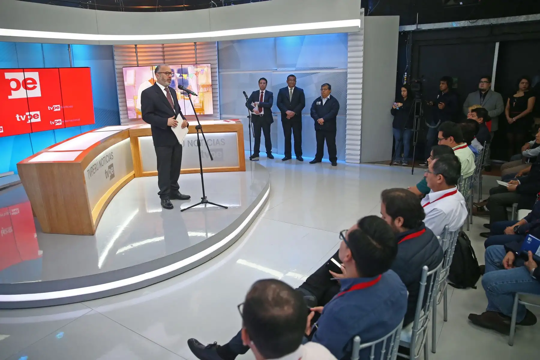 Veinticinco profesionales de 8 países del centro y sur de América visitaron las instalaciones de TV Perú, en el marco del “Curso Internacional de Televisión Digital Terrestre (TDT) y su Aplicación a nivel de Sistemas de Alerta de Emergencia por Radiodifusión (EWBS) para Desastres”.Foto: ANDINA/Vidal Tarqui