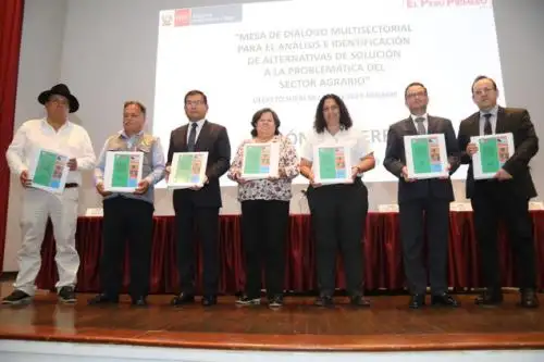 El ministro de Agricultura y Riego, Jorge Montenegro, encabezó el cierre de las cinco mesas técnicas de la “Mesa de Diálogo para el análisis e identificación de las alternativas de solución a la problemática del sector agrario”, donde se alcanzaron 83 acuerdos.