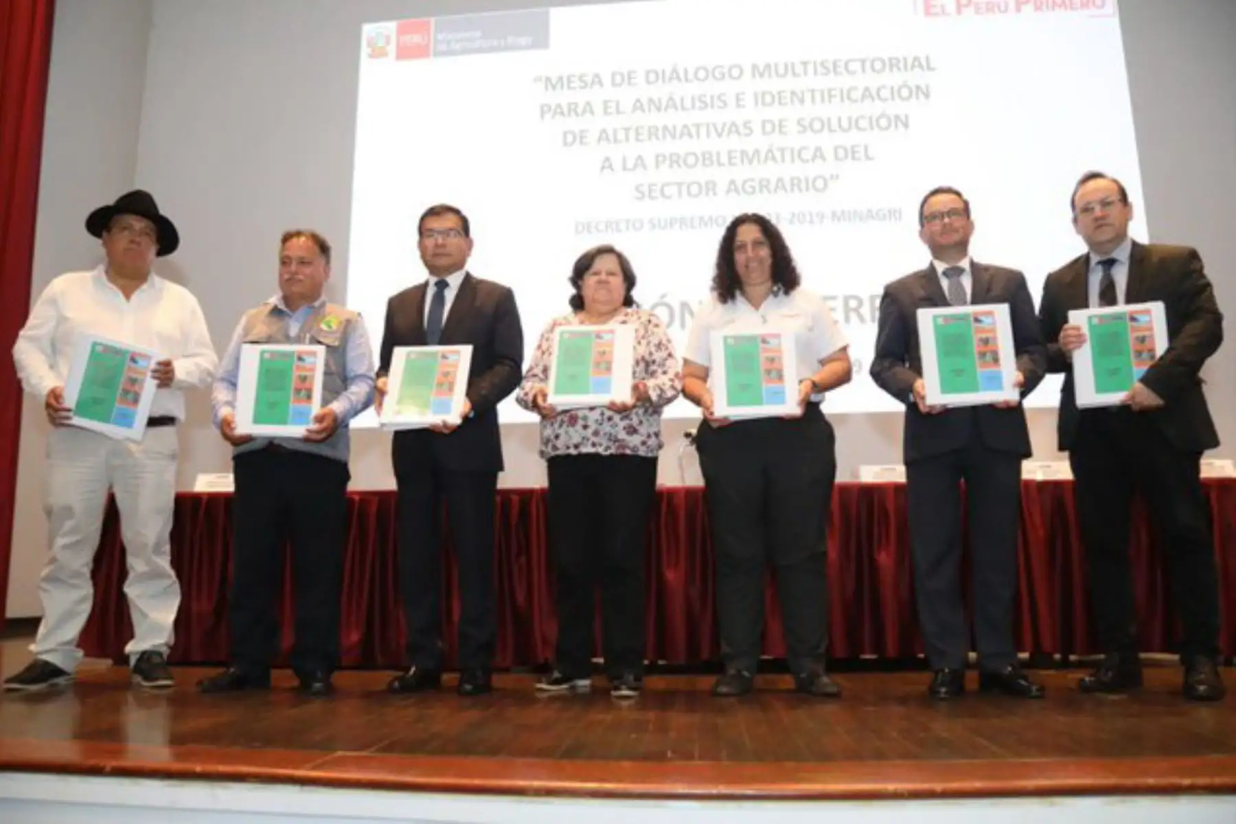 El ministro de Agricultura y Riego, Jorge Montenegro, encabezó el cierre de las cinco mesas técnicas de la “Mesa de Diálogo para el análisis e identificación de las alternativas de solución a la problemática del sector agrario”, donde se alcanzaron 83 acuerdos.