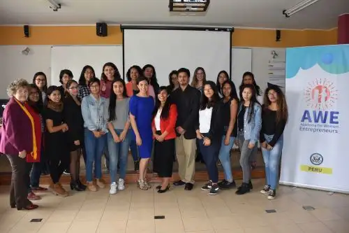 Las jóvenes emprendedoras junto a Natalia Molano, Cyntia Paytan, Carmen Luque y Juan Zamudio. Foto: San Marcos