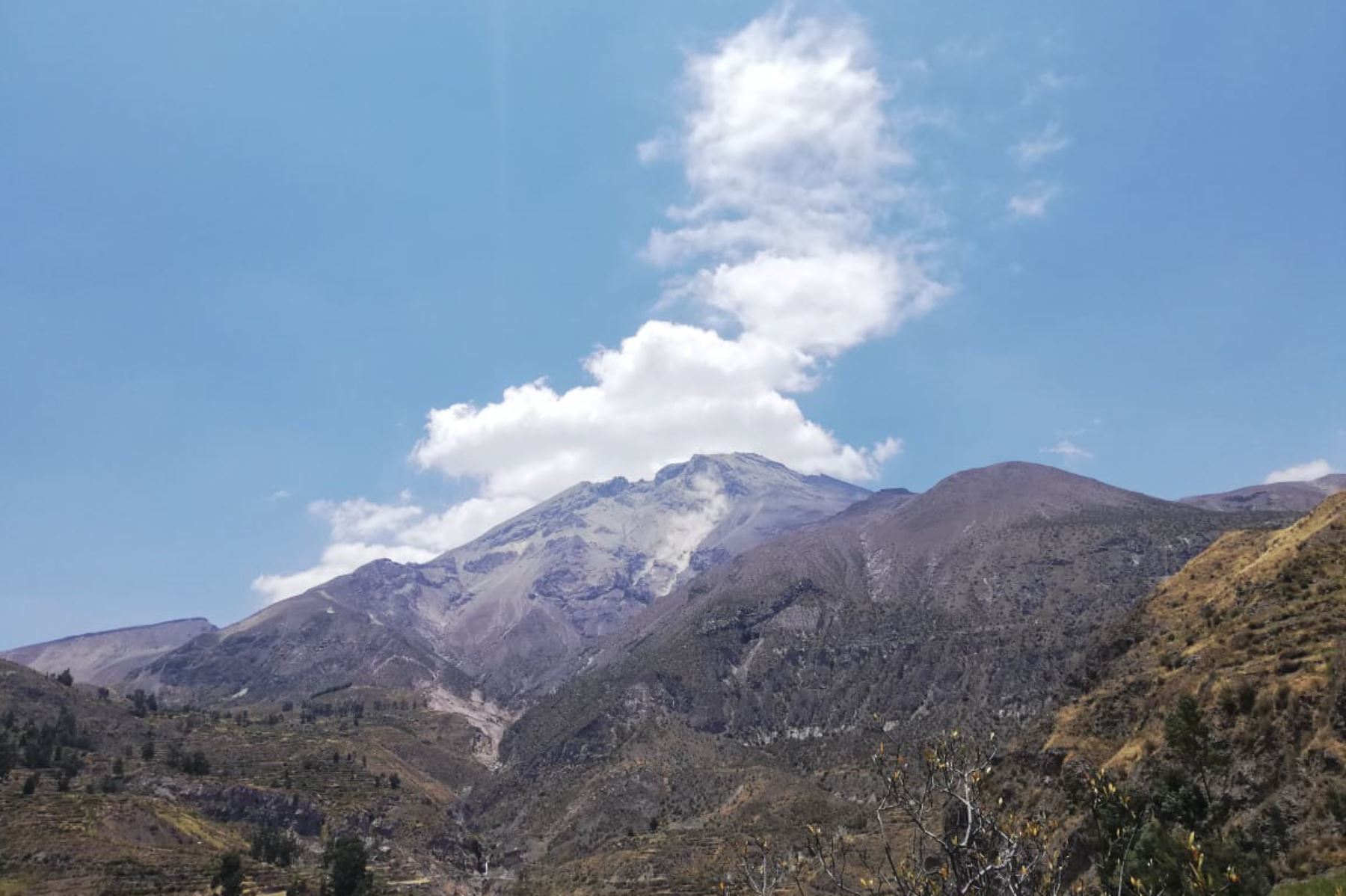 Esta mañana se registró la caída de rocas en el flanco sureste del volcán Ubinas, región Moquegua, sin ocasionar daños. Foto: Ingemmet