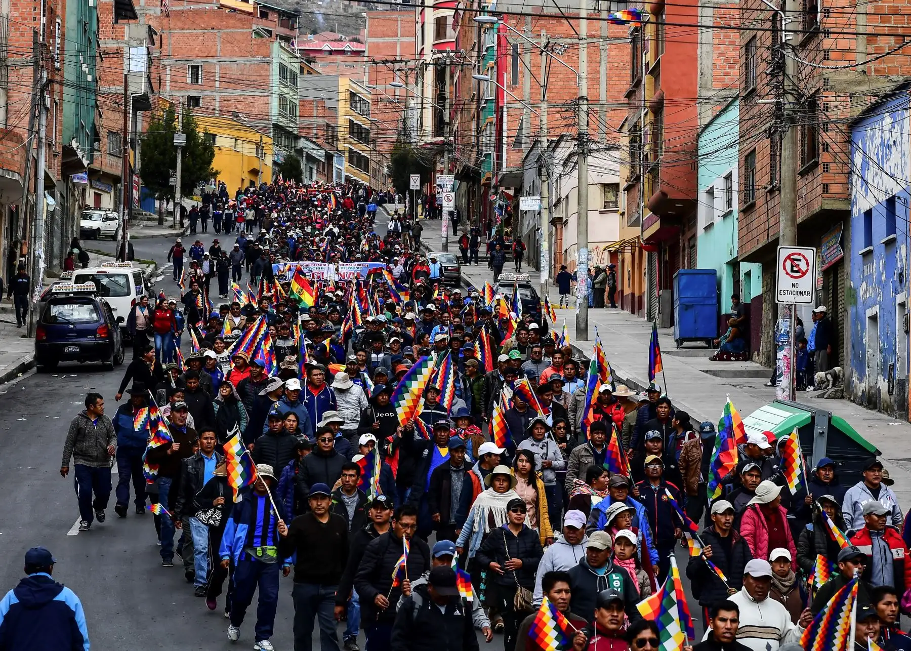 Los partidarios del ex presidente boliviano Evo Morales  ,marchan desde El Alto hacia  La Paz  en apoyo al ex presidente.
Foto: AFP