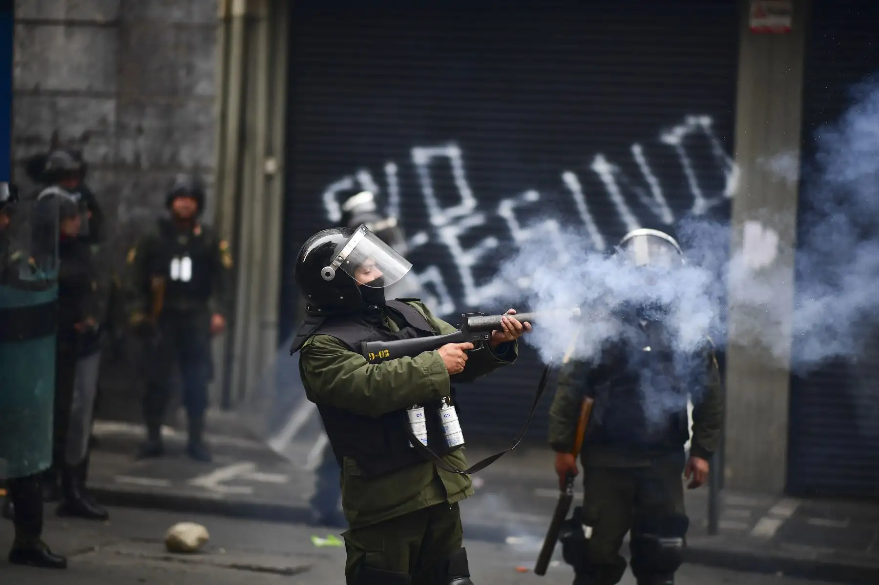 La policía antidisturbios disparó gases lacrimógenos para dispersar a los partidarios del ex presidente boliviano Evo Morales y los descontentos con la situación política durante una protesta en La Paz.
Foto: AFP