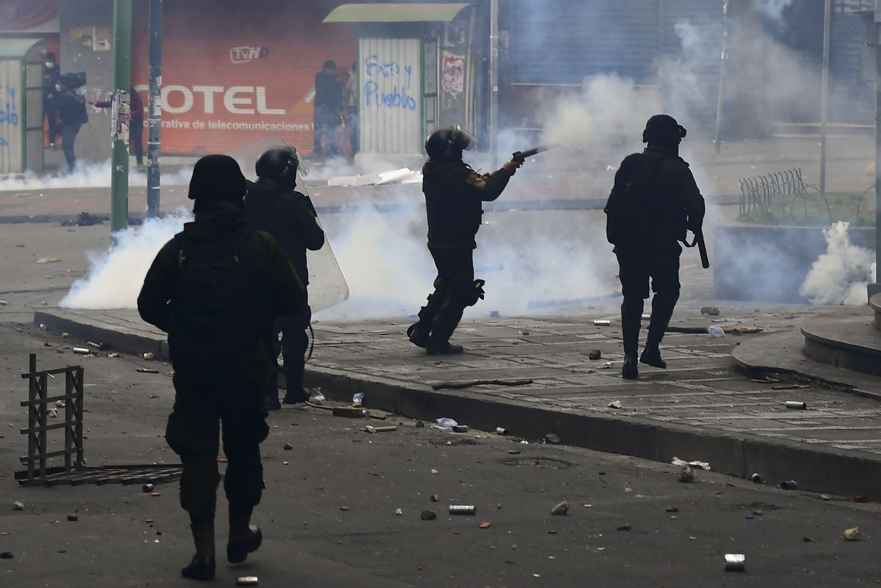 La policía antidisturbios disparó gases lacrimógenos para dispersar a los partidarios del ex presidente boliviano Evo Morales y los descontentos con la situación política durante una protesta en La Paz.
Foto: AFP