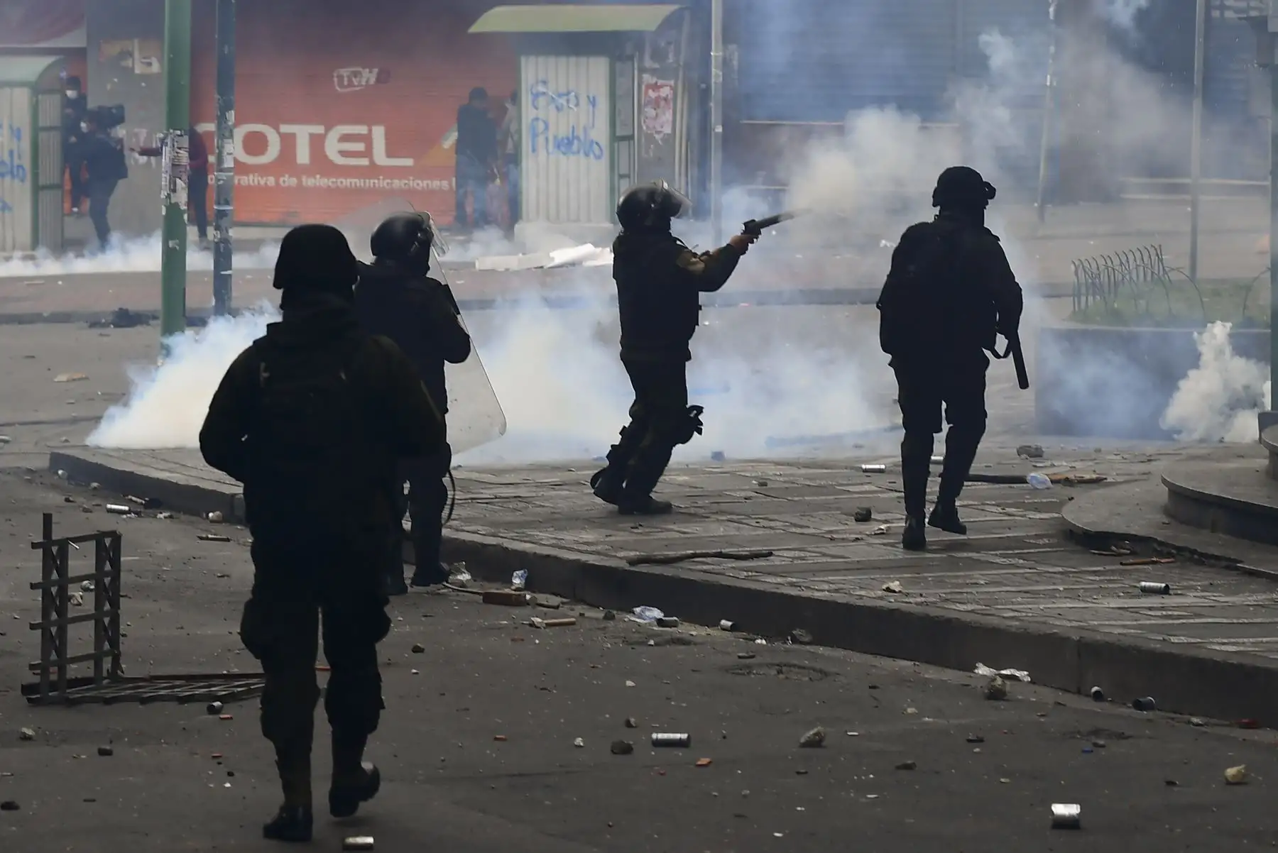 La policía antidisturbios disparó gases lacrimógenos para dispersar a los partidarios del ex presidente boliviano Evo Morales y los descontentos con la situación política durante una protesta en La Paz.
Foto: AFP