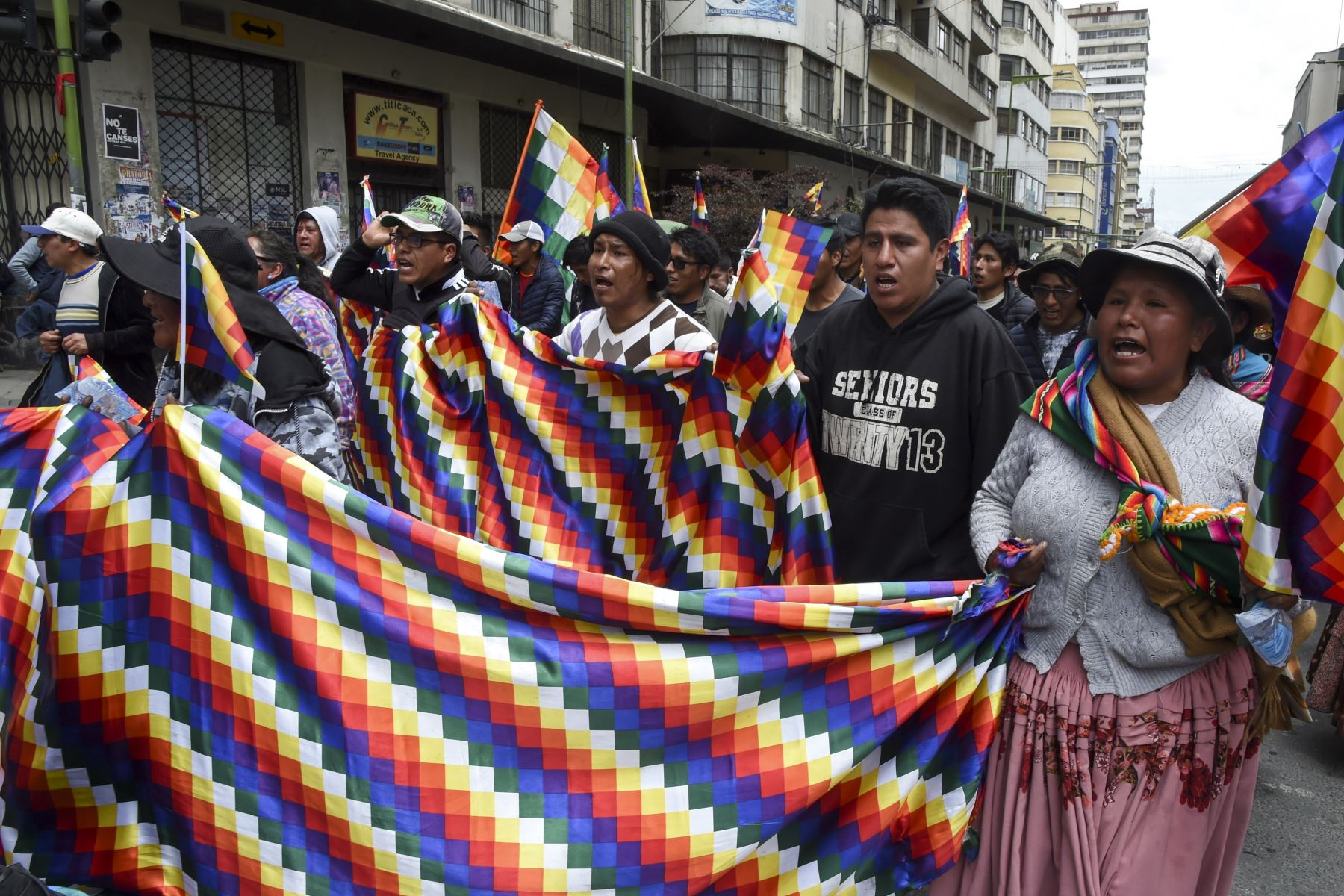 Los partidarios del ex presidente boliviano Evo Morales  ,marchan desde El Alto hacia  La Paz  en apoyo al ex presidente.
Foto: AFP