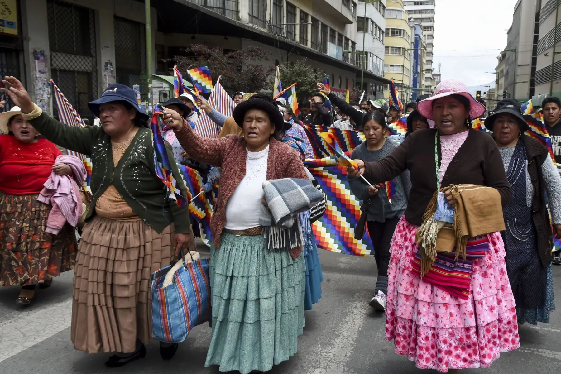 Los partidarios del ex presidente boliviano Evo Morales  ,marchan desde El Alto hacia  La Paz  en apoyo al ex presidente.
Foto: AFP