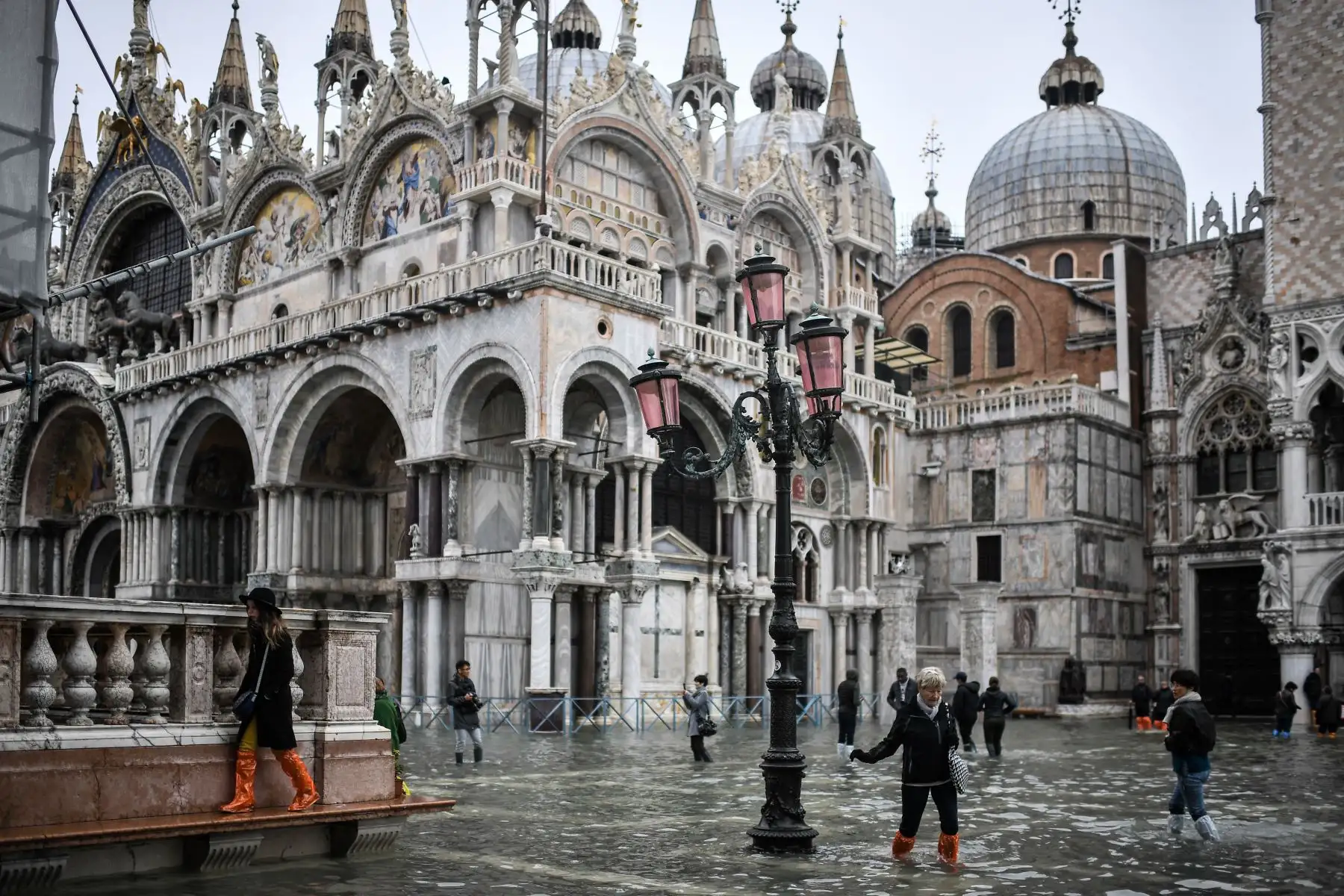 Los peatones caminan a través de la inundada Plaza de San Marcos pasando la Basílica de San Marcos después de un excepcional nivel de agua durante la marea alta durante la noche.
Foto:AFP