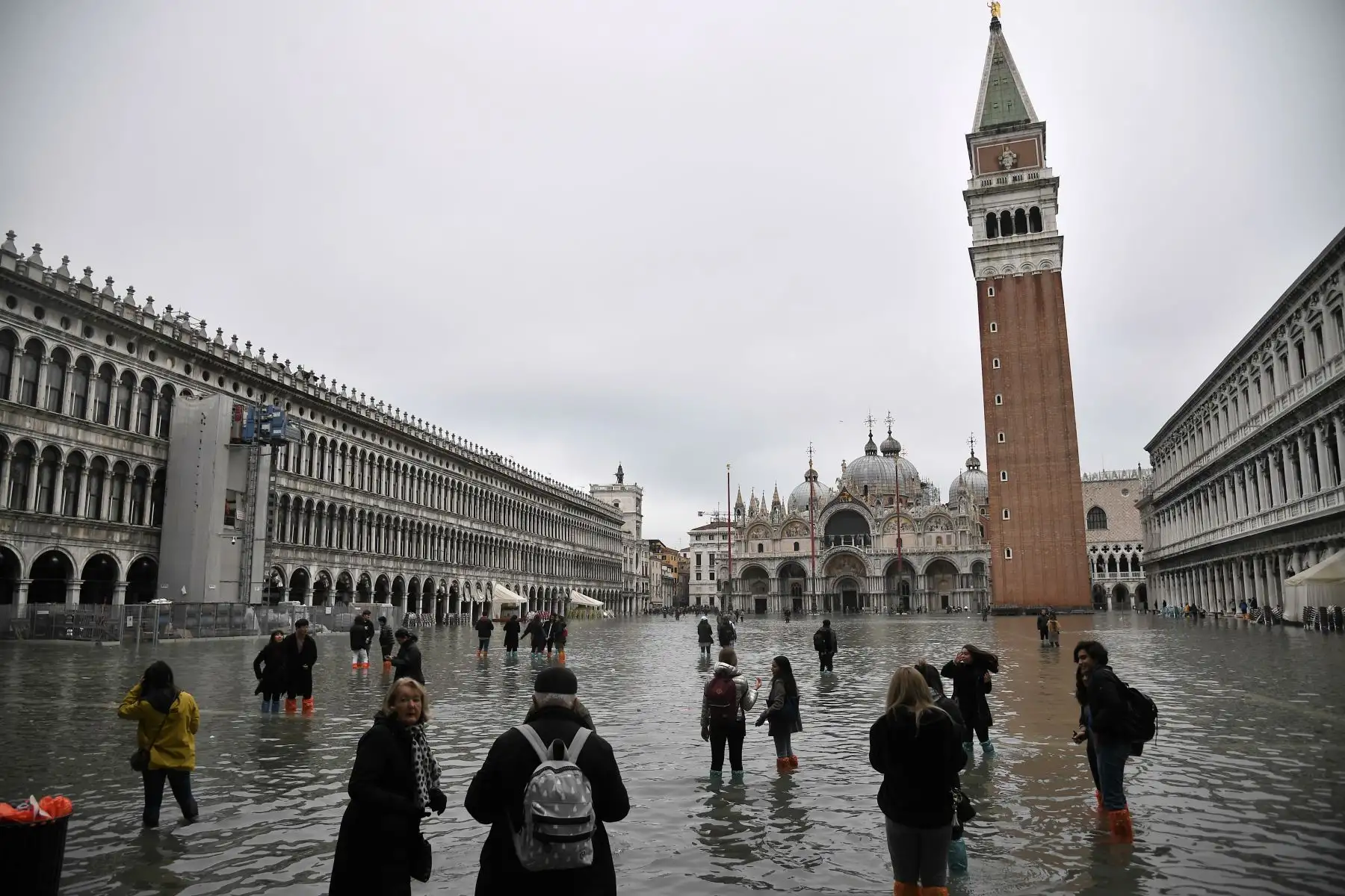La gente camina por la inundada plaza de San Marcos,  y el campanario en el fondo, después de un excepcional nivel de agua durante la marea alta en Venecia. 
Foto: AFP