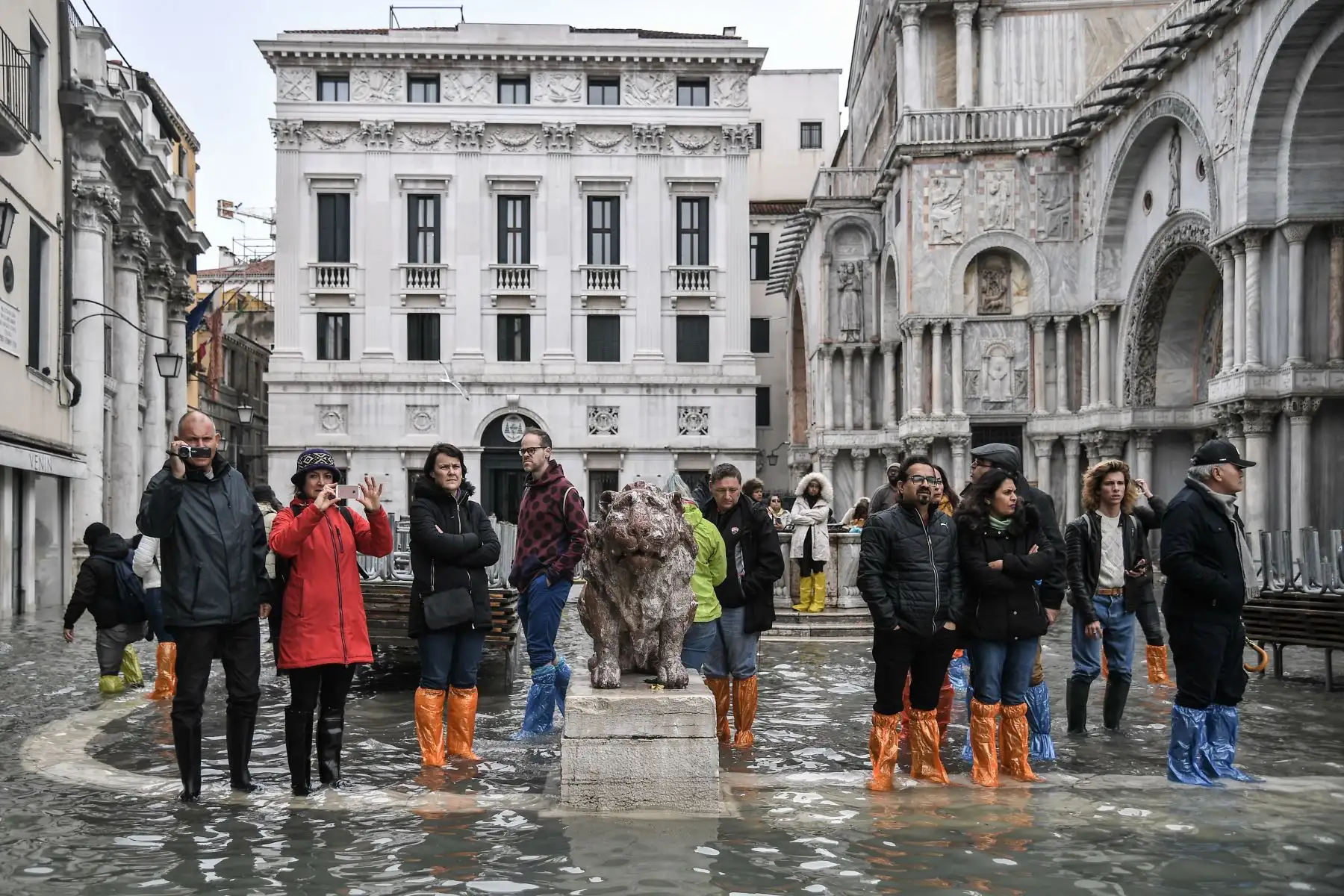La gente mira desde la inundada Piazzetta dei Leoncini junto a la Basílica de San Marcos (R) y el Palazzo Patriarcale después de un excepcional nivel de agua durante la marea alta en Venecia.
Foto: AFP
