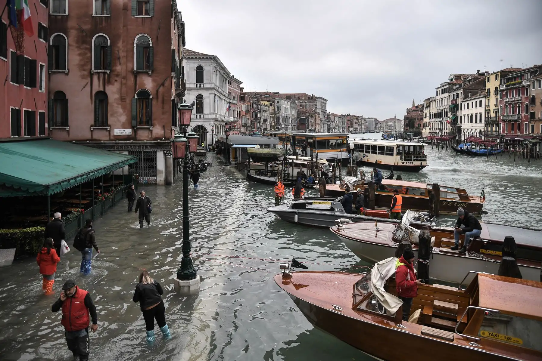 Una vista general muestra el terraplén inundado por el Hotel Rialto (L) y los botes de taxi en el canal del Gran Canal, después de un excepcional nivel de agua durante la marea alta en Venecia.
Foto: AFP