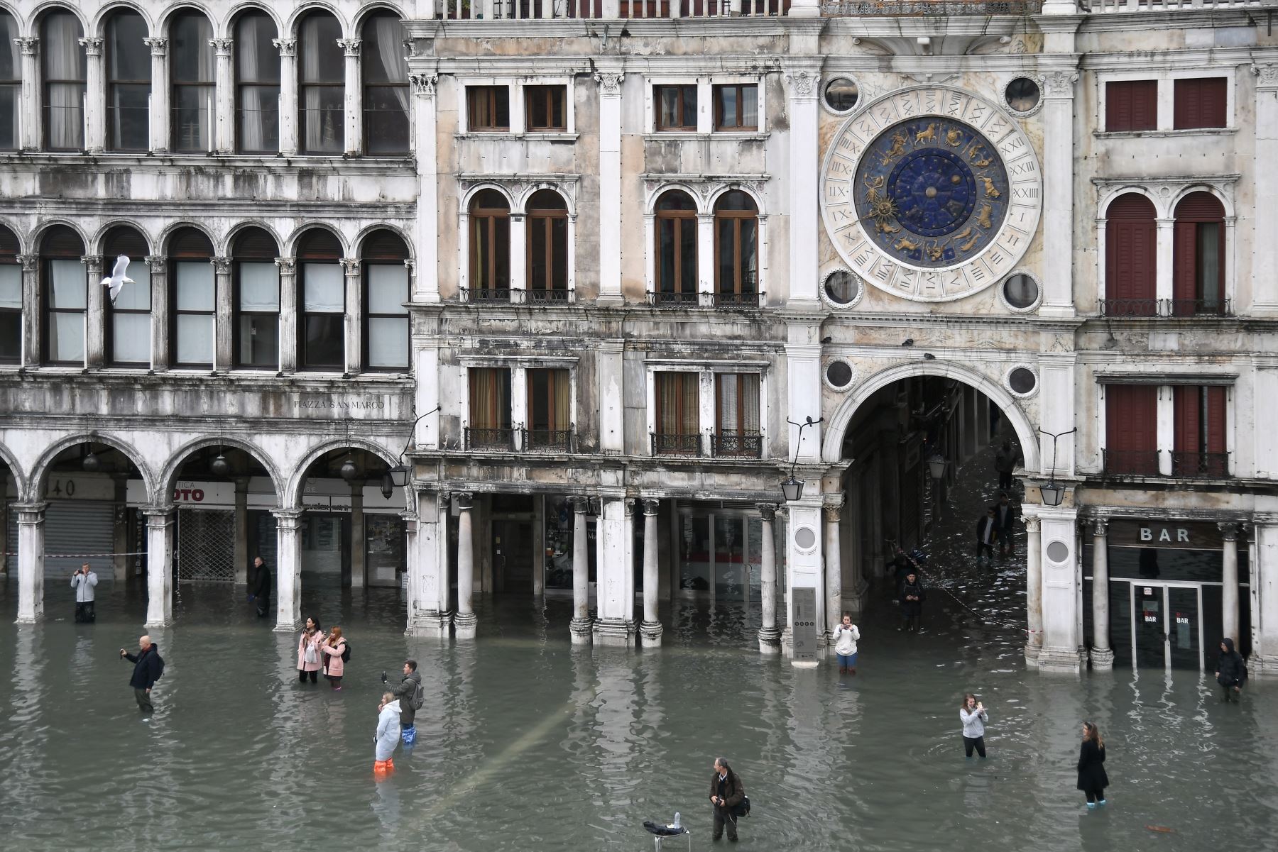 La gente camina y toma fotos en la inundada Plaza de San Marcos después de un excepcional nivel de agua durante la marea alta  en Venecia.
Foto: AFP
