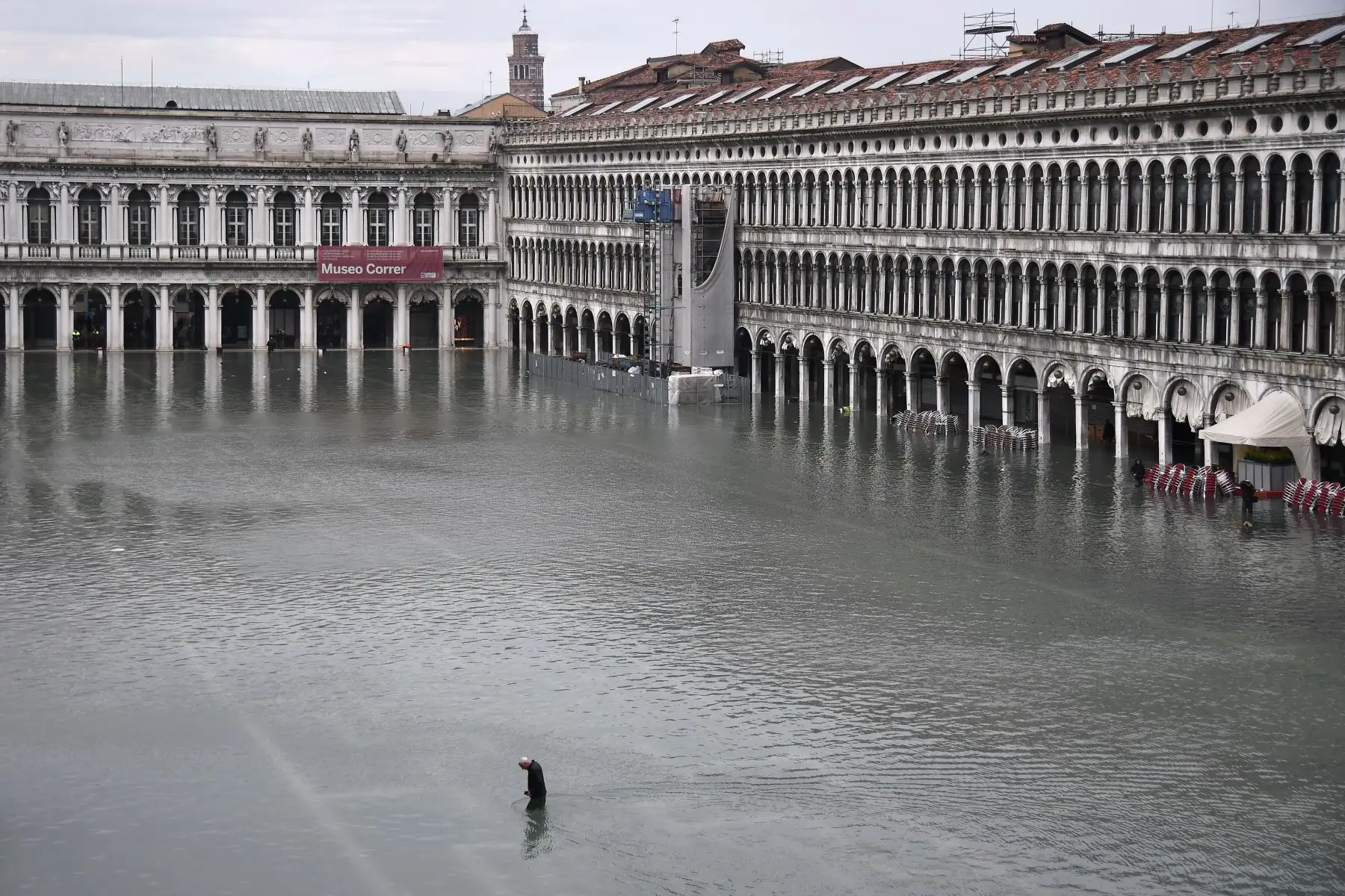 Una vista general muestra a un hombre cruzando la inundada Plaza de San Marcos después de un excepcional nivel de agua durante la marea alta en Venecia. 
Foto: AFP