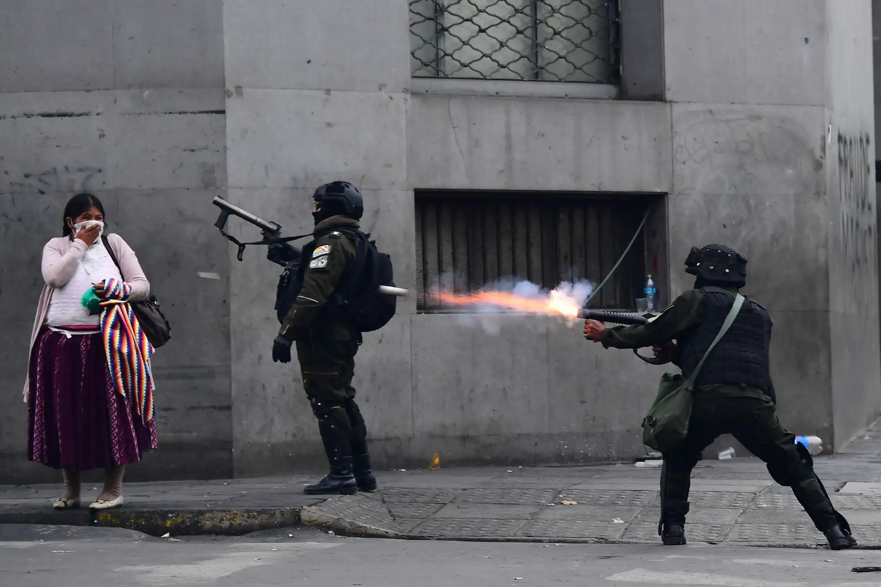 La policía antidisturbios disparó gases lacrimógenos para dispersar a los partidarios del ex presidente boliviano Evo Morales durante una protesta en La Paz.
Foto: AFP