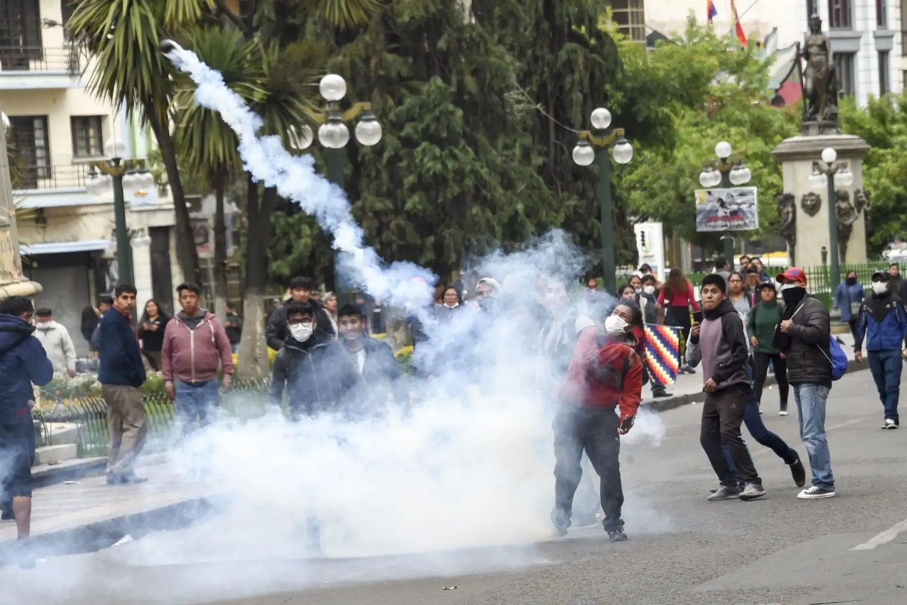 Los partidarios del ex presidente boliviano Evo Morales se enfrentan con la policía antidisturbios durante una protesta en La Paz.
Foto: AFP