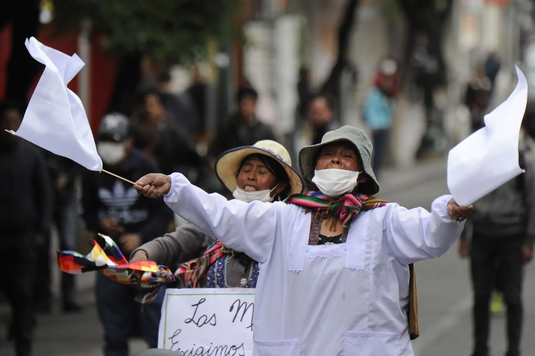 Los partidarios del ex presidente boliviano Evo Morales ondean banderas blancas durante los enfrentamientos con la policía antidisturbios luego de una protesta en La Paz
Foto: AFP