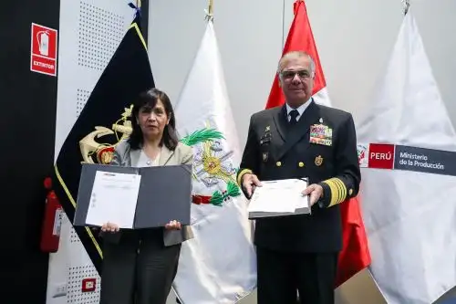 Firma del convenio entre viceministra de Pesca y Acuicultura, María del Carmen Abregú y comandante general de la Marina de Guerra del Perú, almirante Fernando Cerdán. Foto: Cortesía.