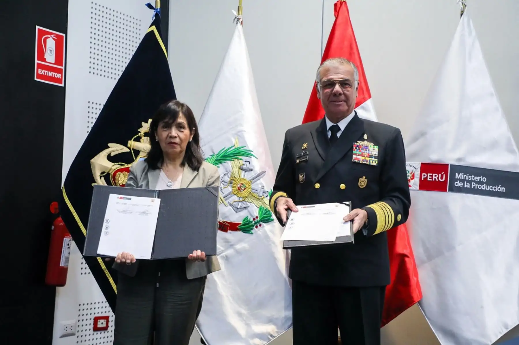 Firma del convenio entre viceministra de Pesca y Acuicultura, María del Carmen Abregú y comandante general de la Marina de Guerra del Perú, almirante Fernando Cerdán. Foto: Cortesía.