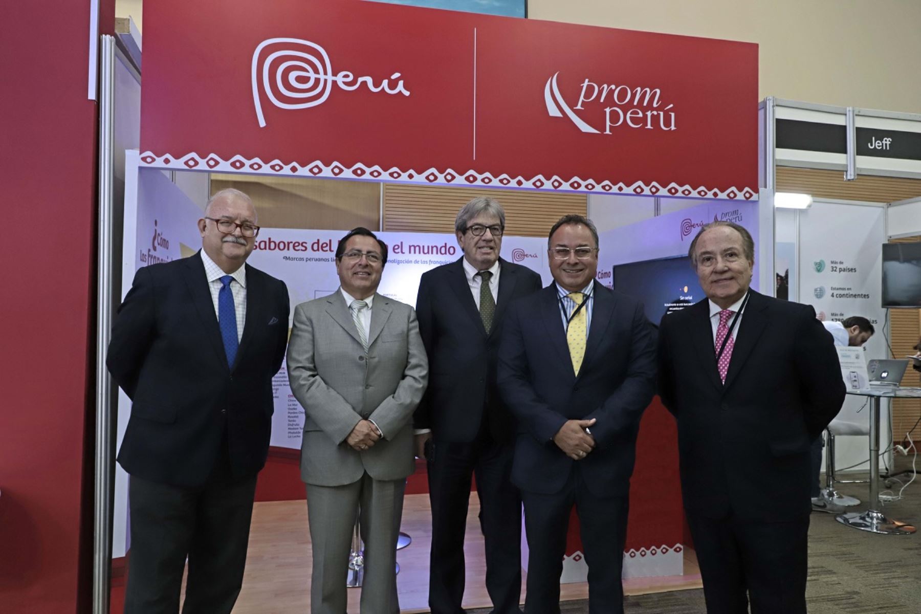 Funcionarios de Promperú y directivos de la Cámara de Comercio de Lima, en evento de franquicias en la CCL: Foto: Cortesía.