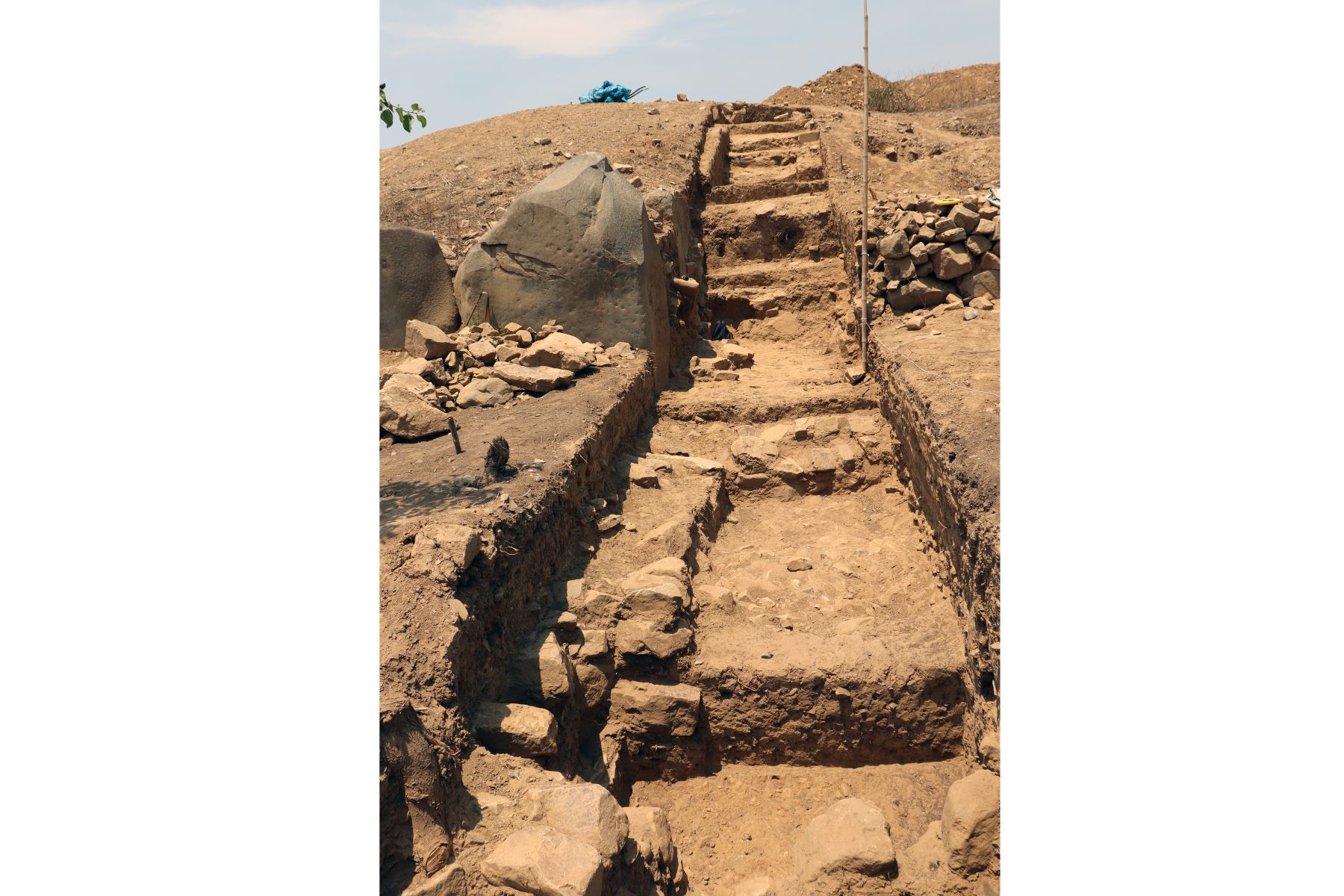 Una escalera en el sitio de excavación de El Toro, donde se desenterraron restos de un templo megalítico de 3.000 años de antigüedad, en Oyotun, provincia de Chiclayo, departamento de Labayeque, Perú.
El templo supuestamente se utilizó para organizar rituales paganos de culto al agua en el antiguo Perú.
Foto: AFP