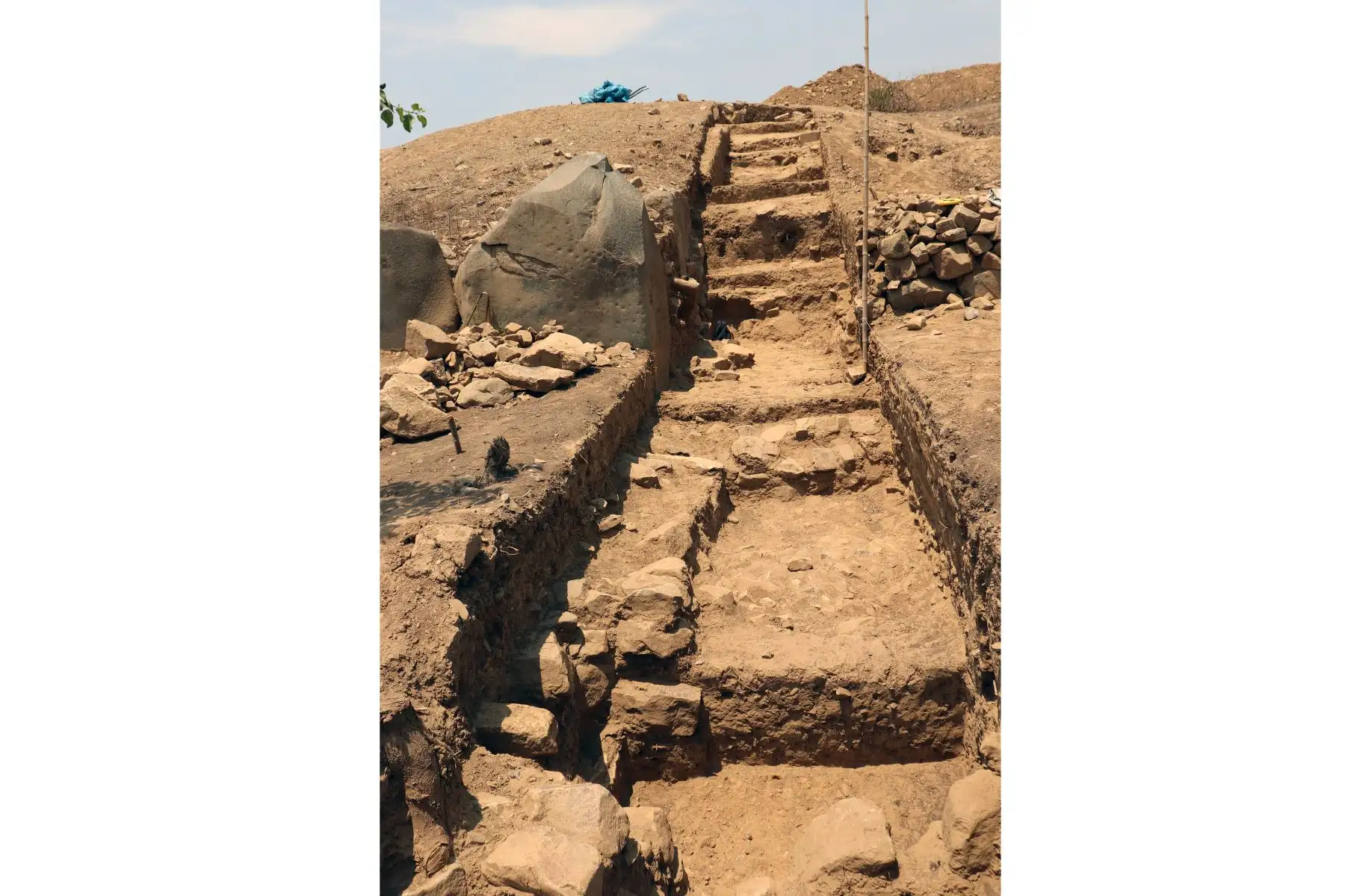 Una escalera en el sitio de excavación de El Toro, donde se desenterraron restos de un templo megalítico de 3.000 años de antigüedad, en Oyotun, provincia de Chiclayo, departamento de Labayeque, Perú.
El templo supuestamente se utilizó para organizar rituales paganos de culto al agua en el antiguo Perú.
Foto: AFP