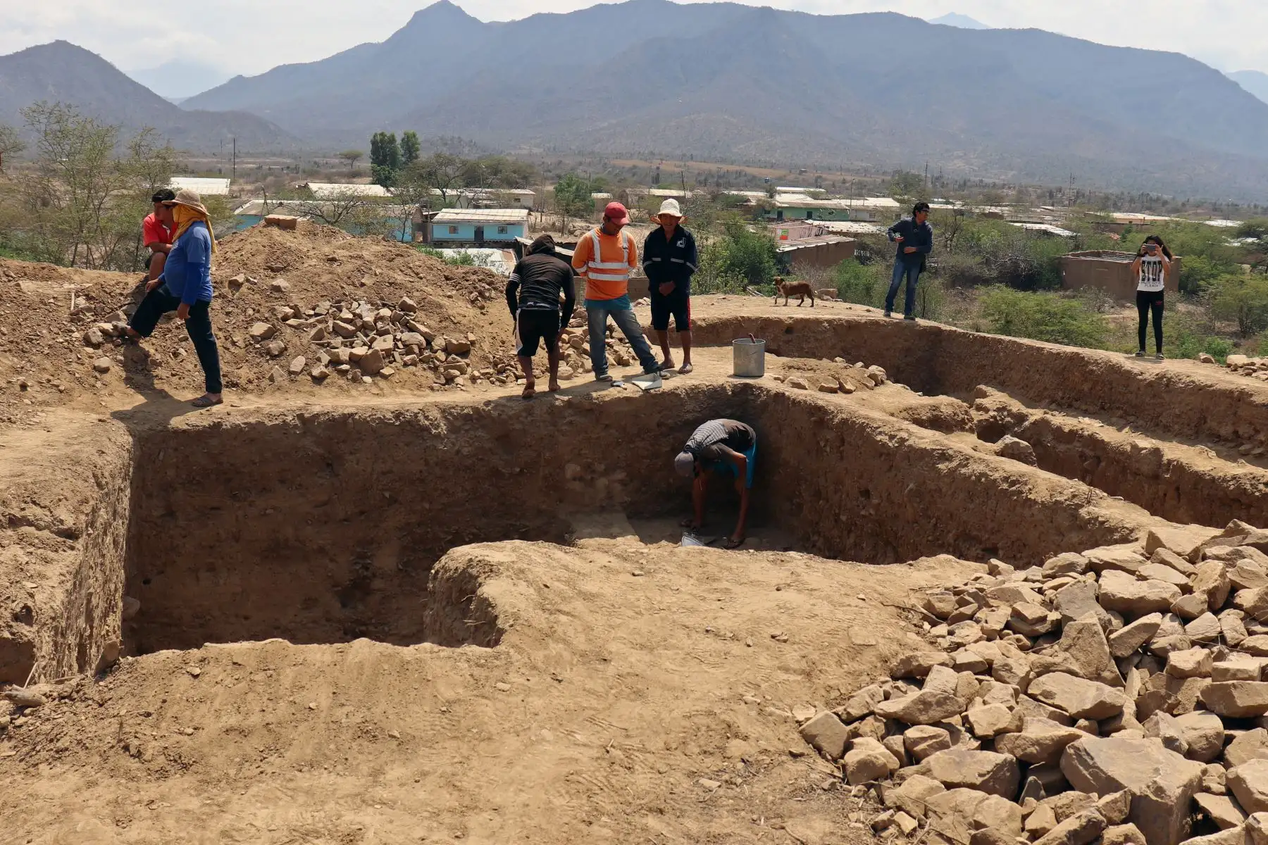 Miembros del personal de excavación en el sitio de El Toro, donde se desenterraron restos de un templo megalítico de 3.000 años de antigüedad, en Oyotun, provincia de Chiclayo, departamento de Labayeque, Perú.
El templo supuestamente se utilizó para organizar rituales paganos de culto al agua en el antiguo Perú.
Foto: AFP