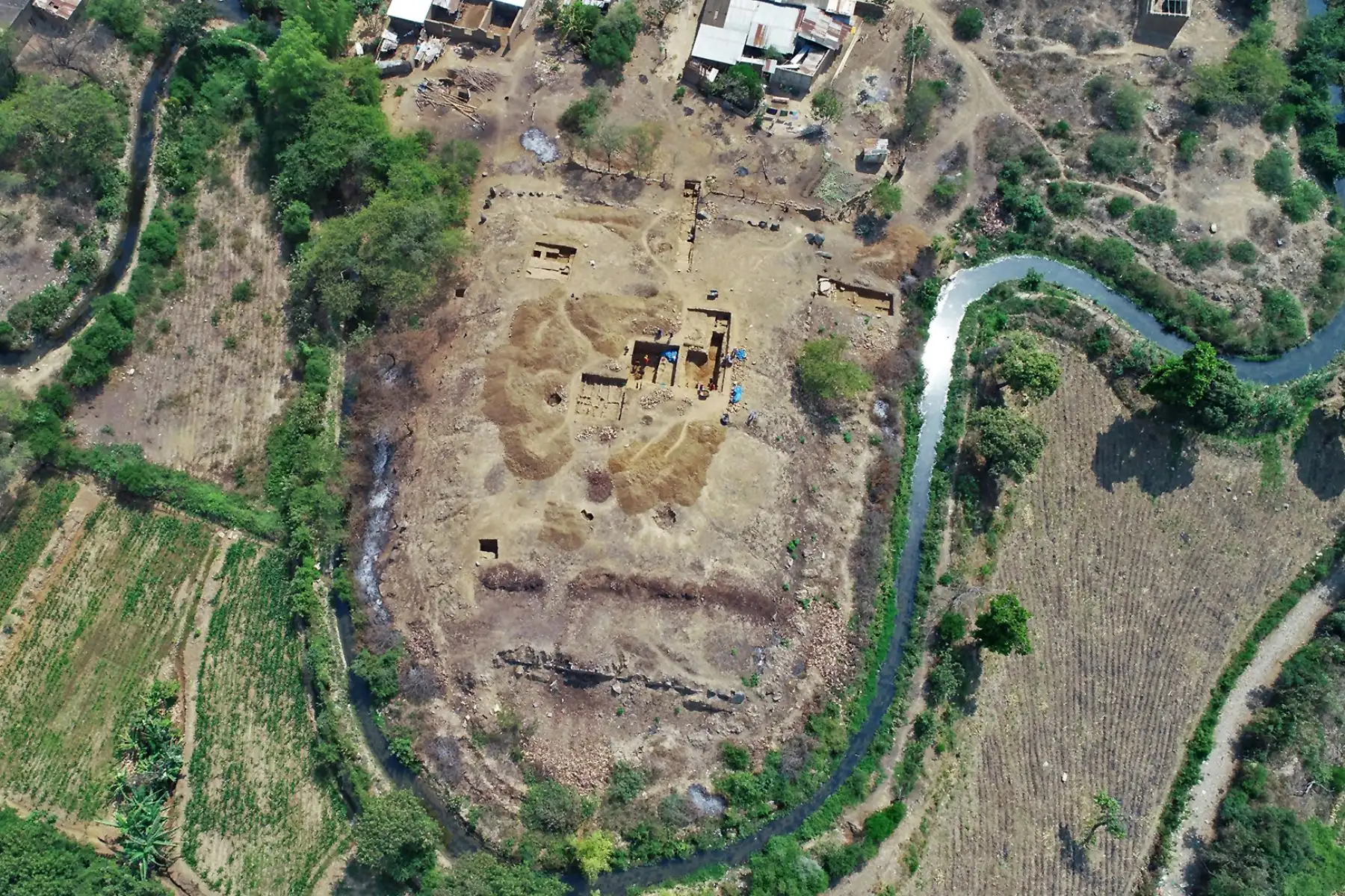 Vista aérea del sitio de excavación de El Toro, donde se descubrieron restos de un templo megalítico de 3.000 años de antigüedad, en Oyotun, provincia de Chiclayo, departamento de Labayeque, Perú.
El templo supuestamente se utilizó para organizar rituales paganos de culto al agua en el antiguo Perú.
Foto: AFP