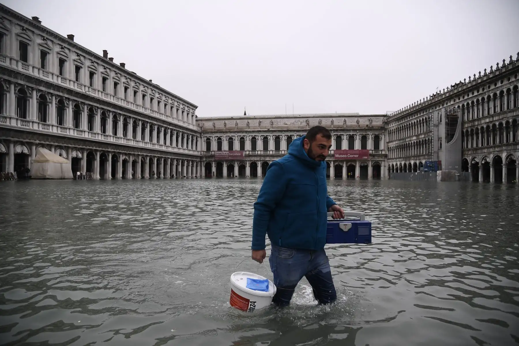 Un hombre con botas de muslo y equipo de transporte cruza la inundada plaza de San Marcos después de un excepcional nivel de agua durante la marea alta en Venecia.
Foto: AFP