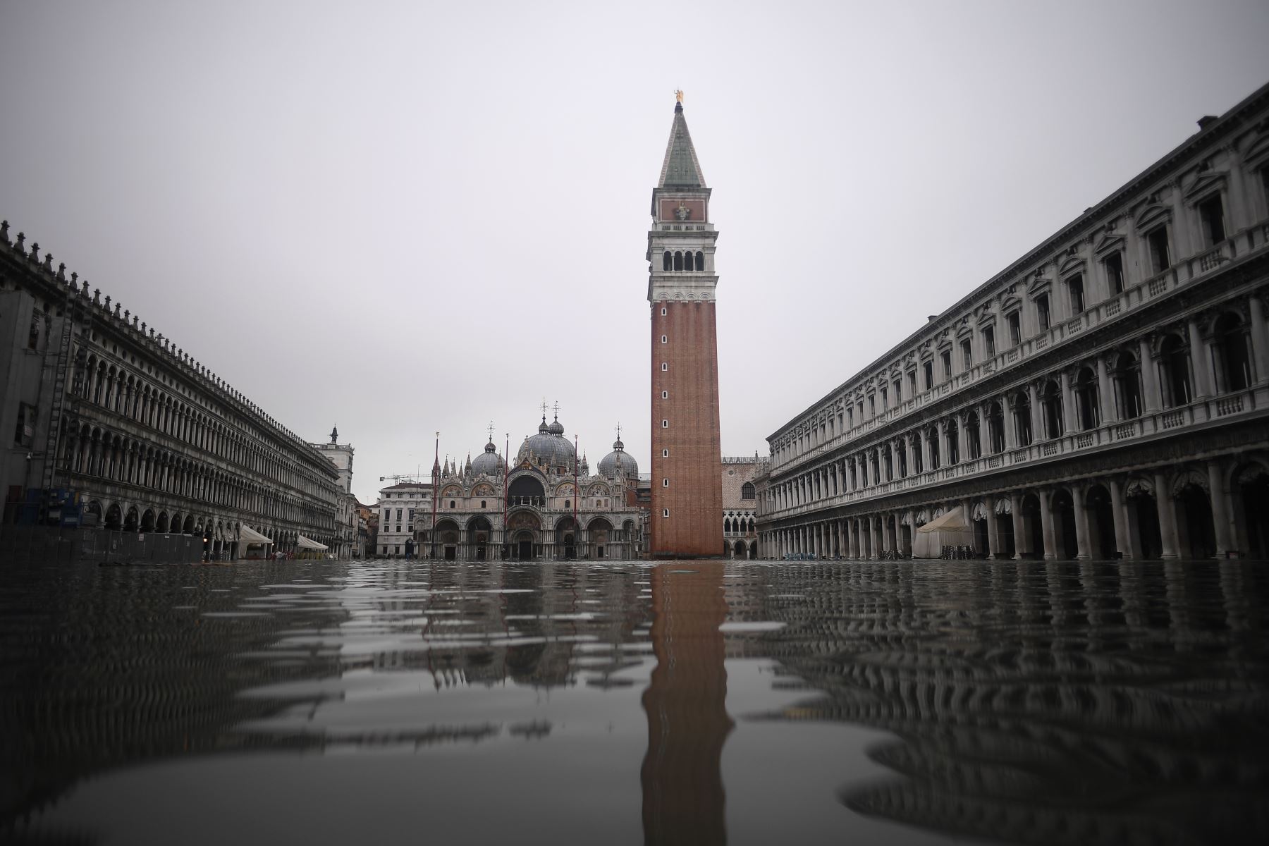 Una vista general muestra la plaza de San Marcos inundada, la Basílica de San Marcos y el Campanario después de un excepcional nivel de agua durante la marea alta en Venecia.
Foto: AFP