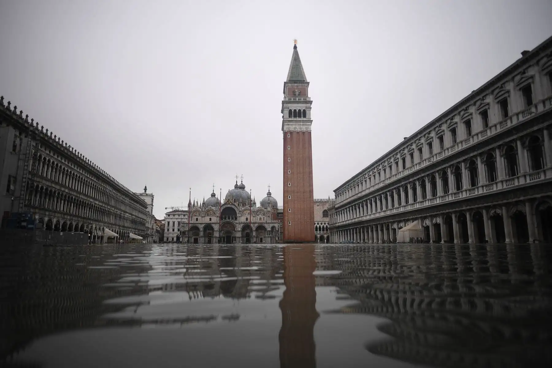 Una vista general muestra la plaza de San Marcos inundada, la Basílica de San Marcos y el Campanario después de un excepcional nivel de agua durante la marea alta en Venecia.
Foto: AFP