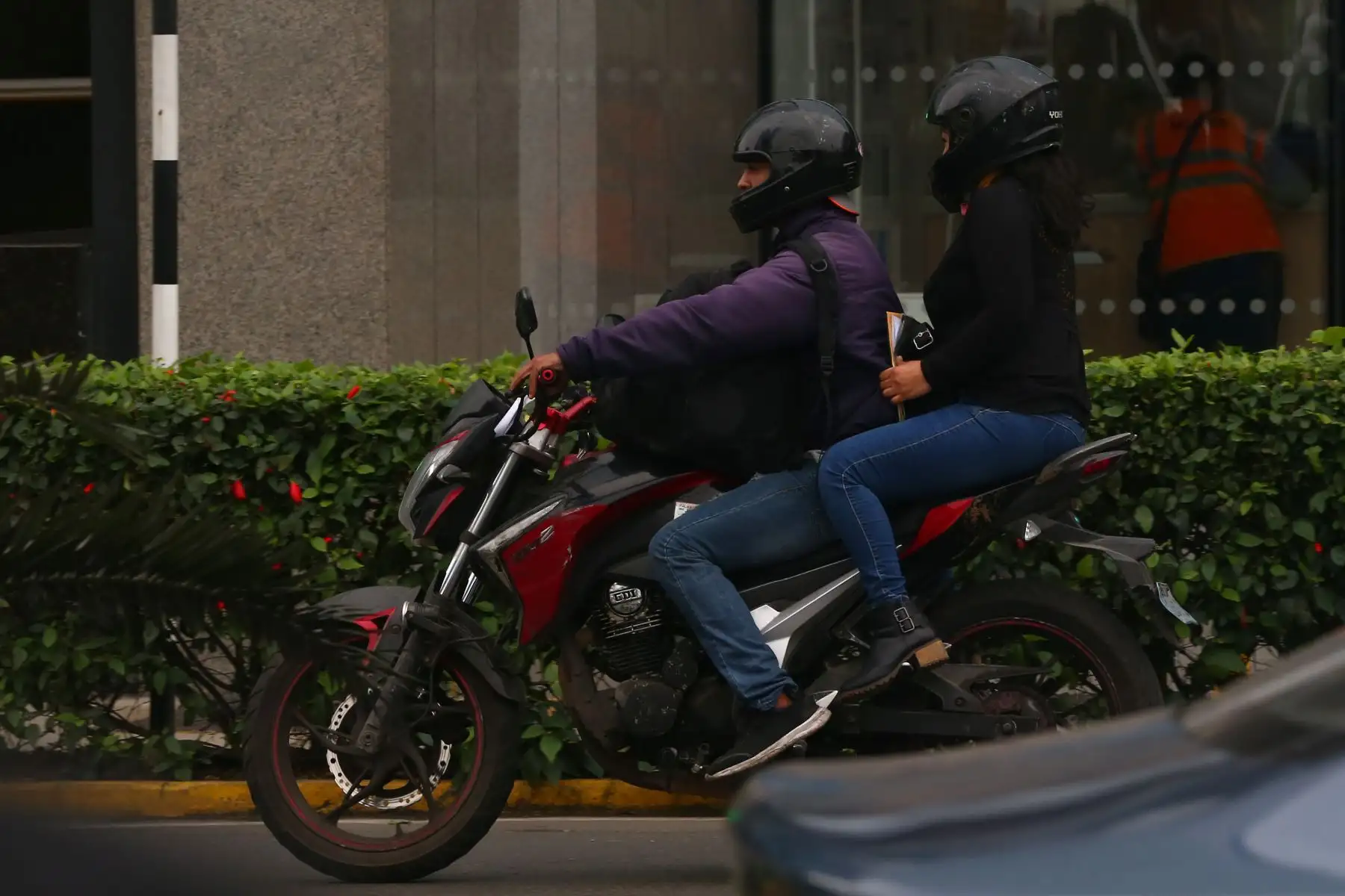 Policía Nacional junto a serenazgo de Surco, realizan operativo en los alrededores del Ovalo Higuereta para evitar el servicio de taxi en moto. Foto: ANDINA/Melina Mejía