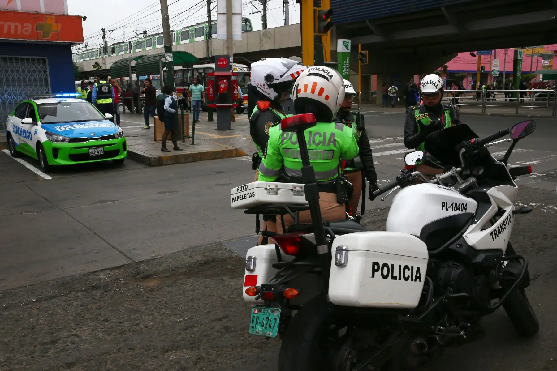Policía Nacional junto a serenazgo de Surco, realizan operativo en los alrededores del Ovalo Higuereta para evitar el servicio de taxi en moto. Foto: ANDINA/Melina Mejía