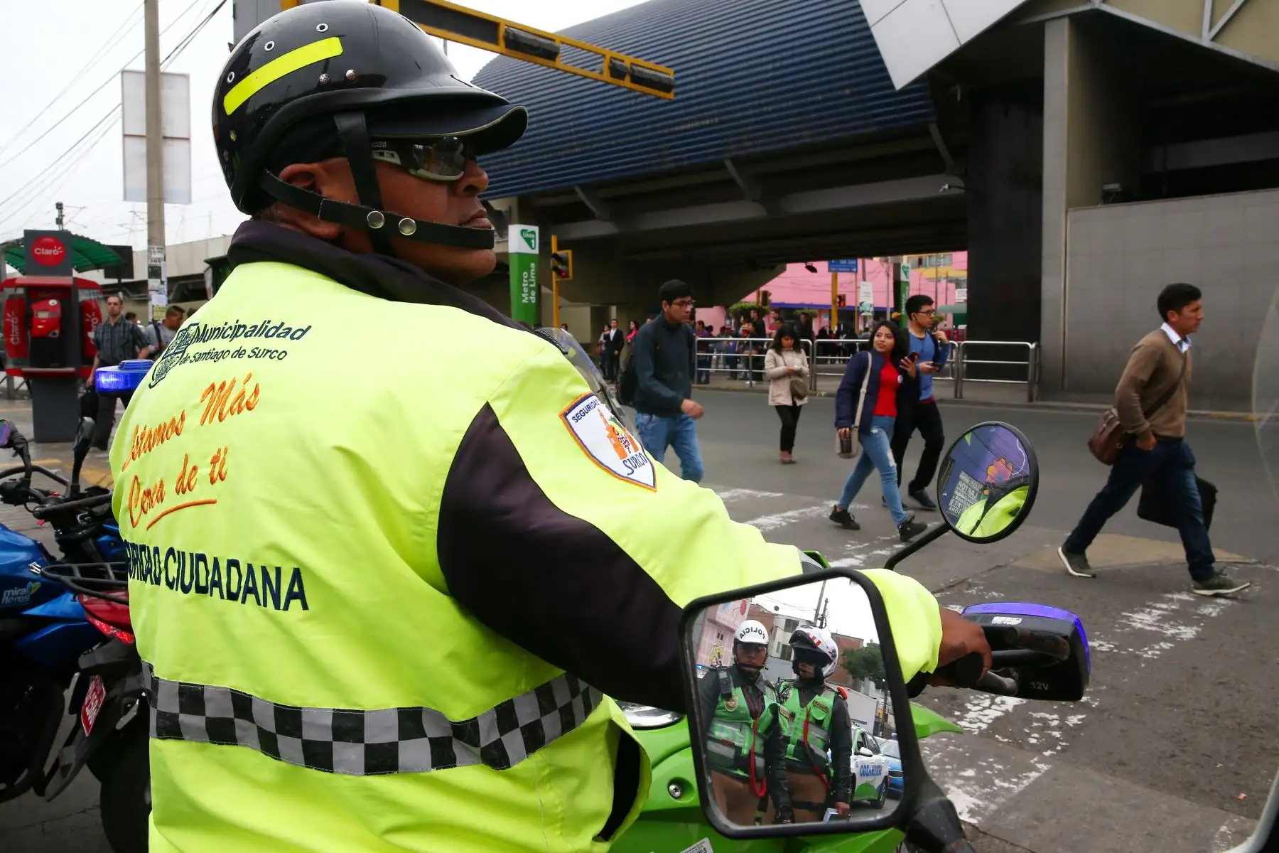 Policía Nacional junto a serenazgo de Surco, realizan operativo en los alrededores del Ovalo Higuereta para evitar el servicio de taxi en moto. Foto: ANDINA/Melina Mejía