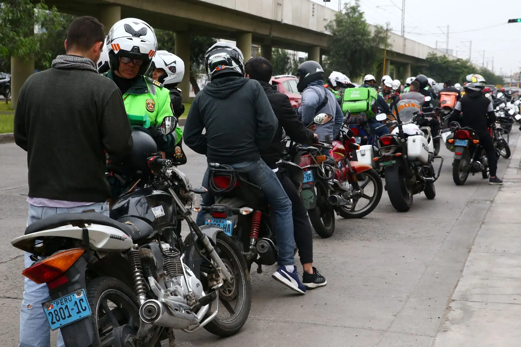Policía Nacional junto a serenazgo de Surco, realizan operativo en los alrededores del Ovalo Higuereta para evitar el servicio de taxi en moto. Foto: ANDINA/Melina Mejía