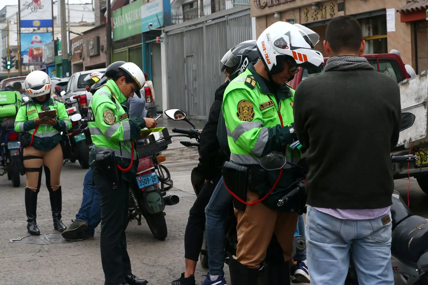 Policía Nacional junto a serenazgo de Surco, realizan operativo en los alrededores del Ovalo Higuereta para evitar el servicio de taxi en moto. Foto: ANDINA/Melina Mejía
