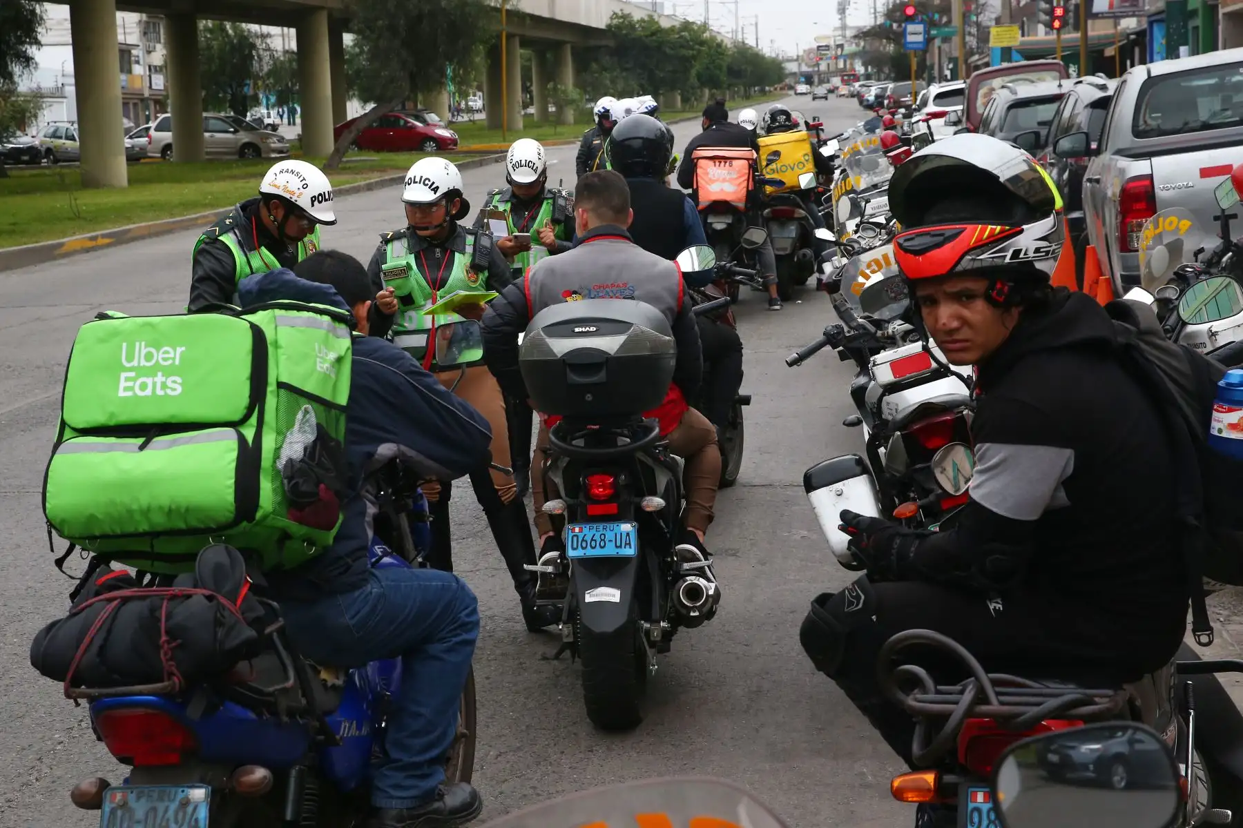 Policía Nacional junto a serenazgo de Surco, realizan operativo en los alrededores del Ovalo Higuereta para evitar el servicio de taxi en moto. Foto: ANDINA/Melina Mejía