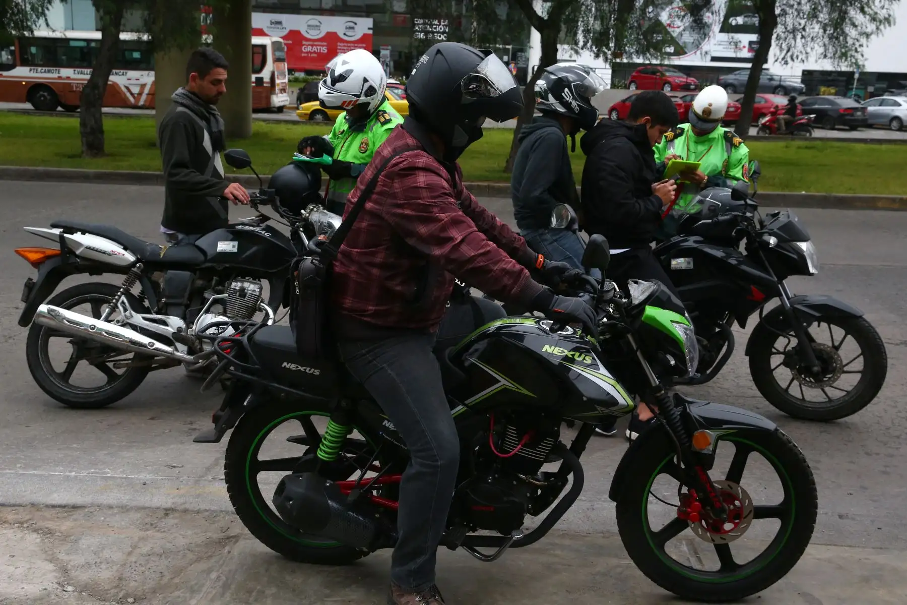 Policía Nacional junto a serenazgo de Surco, realizan operativo en los alrededores del Ovalo Higuereta para evitar el servicio de taxi en moto. Foto: ANDINA/Melina Mejía
