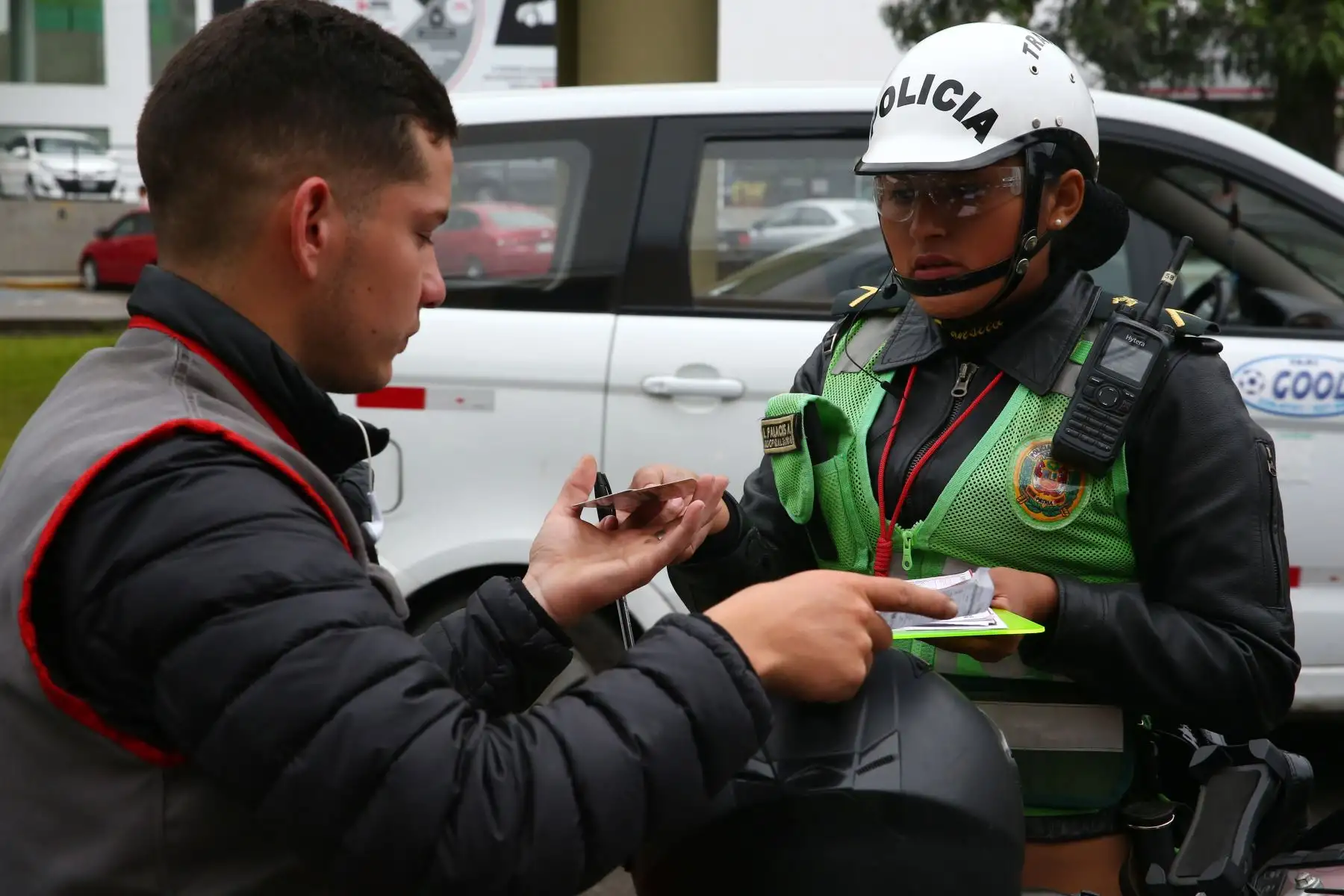 Policía Nacional junto a serenazgo de Surco, realizan operativo en los alrededores del Ovalo Higuereta para evitar el servicio de taxi en moto. Foto: ANDINA/Melina Mejía
