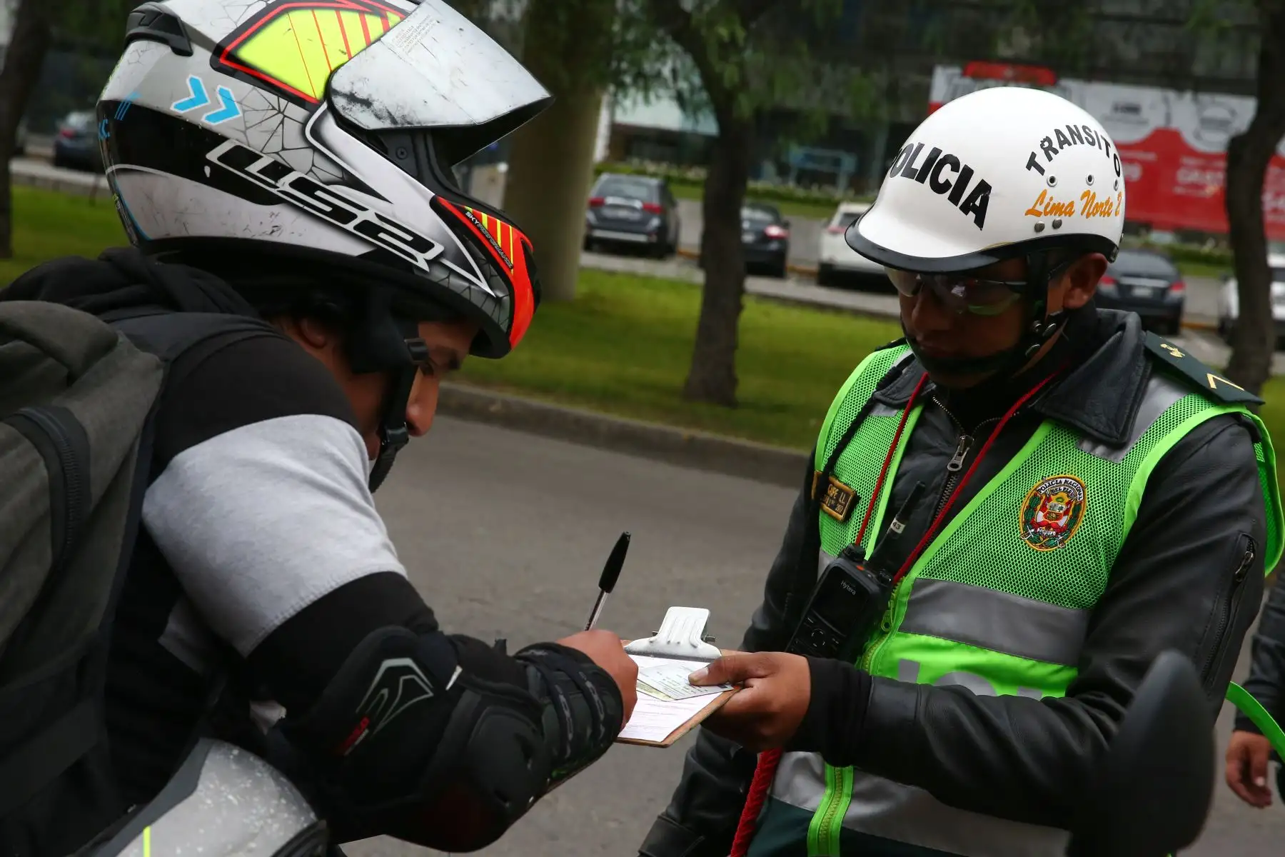 Policía Nacional junto a serenazgo de Surco, realizan operativo en los alrededores del Ovalo Higuereta para evitar el servicio de taxi en moto. Foto: ANDINA/Melina Mejía