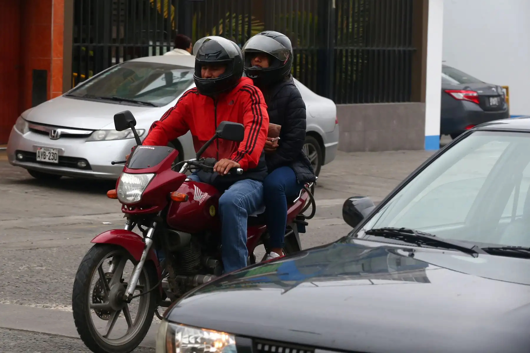 Policía Nacional junto a serenazgo de Surco, realizan operativo en los alrededores del Ovalo Higuereta para evitar el servicio de taxi en moto. Foto: ANDINA/Melina Mejía