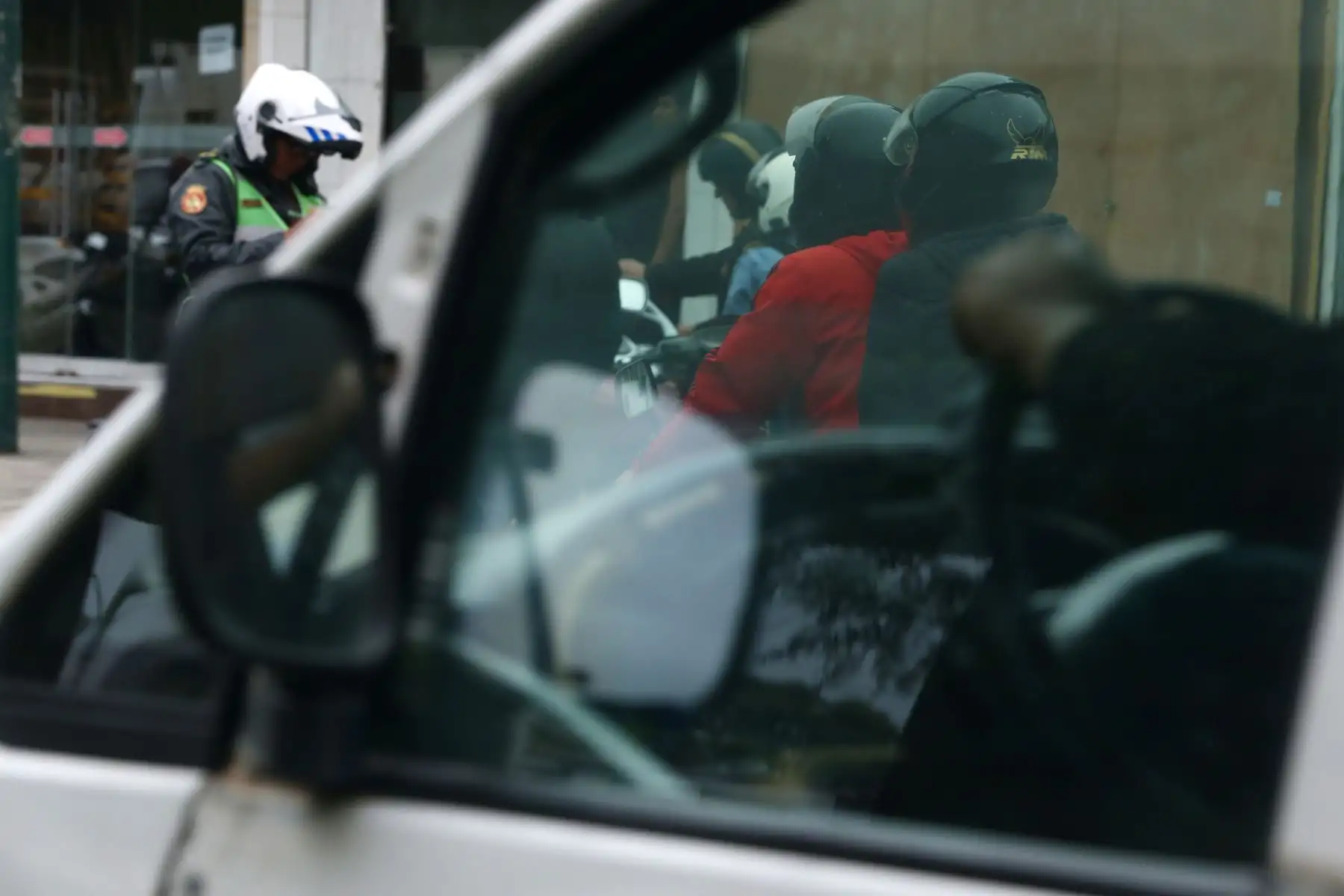 Policía Nacional junto a serenazgo de Surco, realizan operativo en los alrededores del Ovalo Higuereta para evitar el servicio de taxi en moto. Foto: ANDINA/Melina Mejía