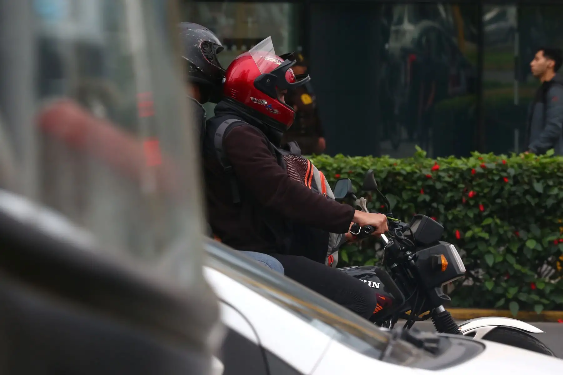 Policía Nacional junto a serenazgo de Surco, realizan operativo en los alrededores del Ovalo Higuereta para evitar el servicio de taxi en moto. Foto: ANDINA/Melina Mejía