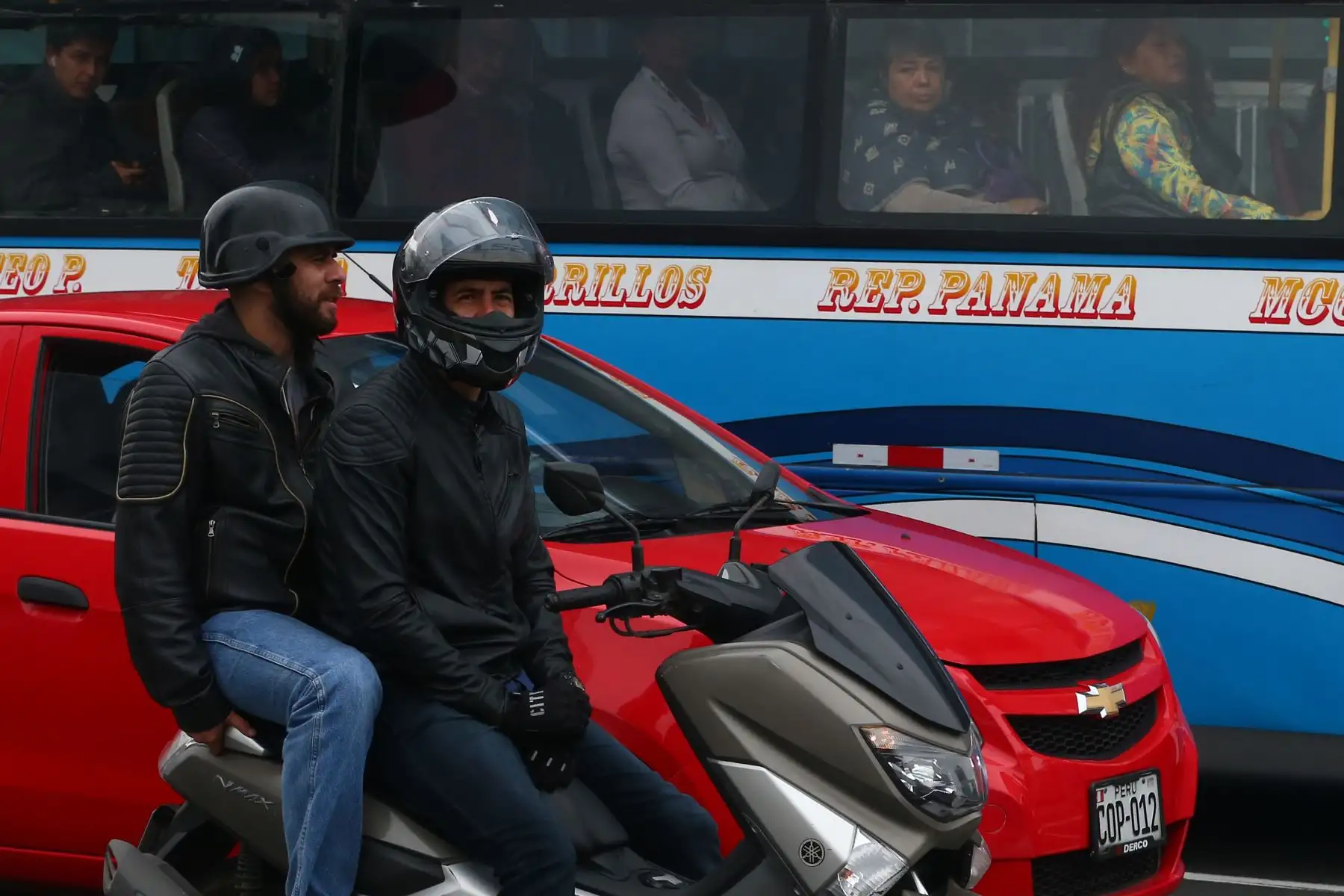 Policía Nacional junto a serenazgo de Surco, realizan operativo en los alrededores del Ovalo Higuereta para evitar el servicio de taxi en moto. Foto: ANDINA/Melina Mejía
