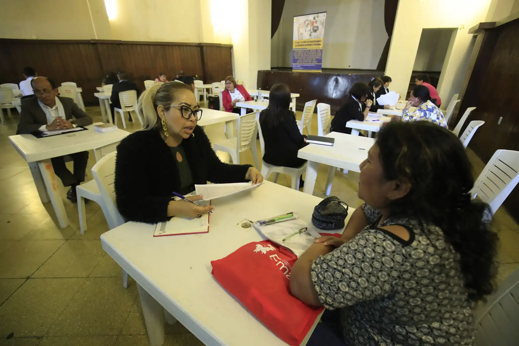 Abogados del Colegio de Abogados de Lima brindan orientación a internas del penal Santa Mónica en Chorrillos.

Foto: ANDINA / Juan Carlos Guzmán Negrini.
